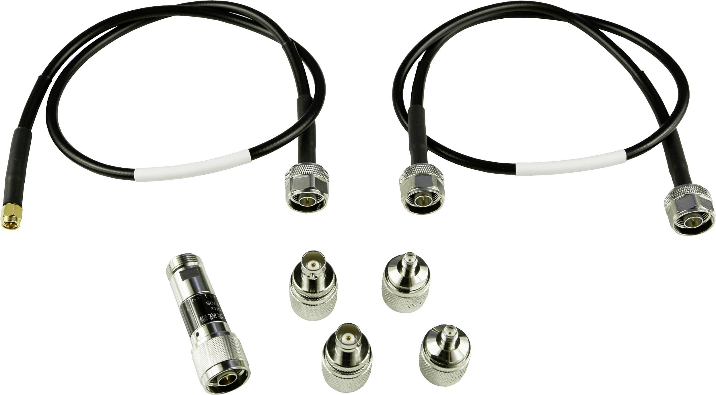 Zwei schwarze Kabel mit Steckern und sechs metallische Steckverbindungen, darunter ein Adapter. Ideal zum Verbinden elektronischer Geräte.