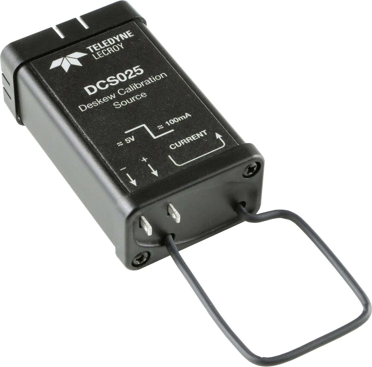 Schwarzes Teledyne LeCroy DCS025 Gerät zur Deskew-Kalibrierung. Zeigt Spannung '≥5V', Strom '≥100mA' und Anschlussklemmen.