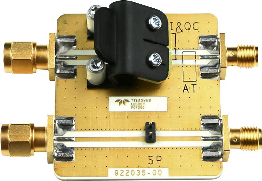Elektronische Schaltung mit mehreren Anschlüssen und Komponenten. Goldene Leiterplatte mit der Aufschrift '922035-00' und 'Teledyne'.