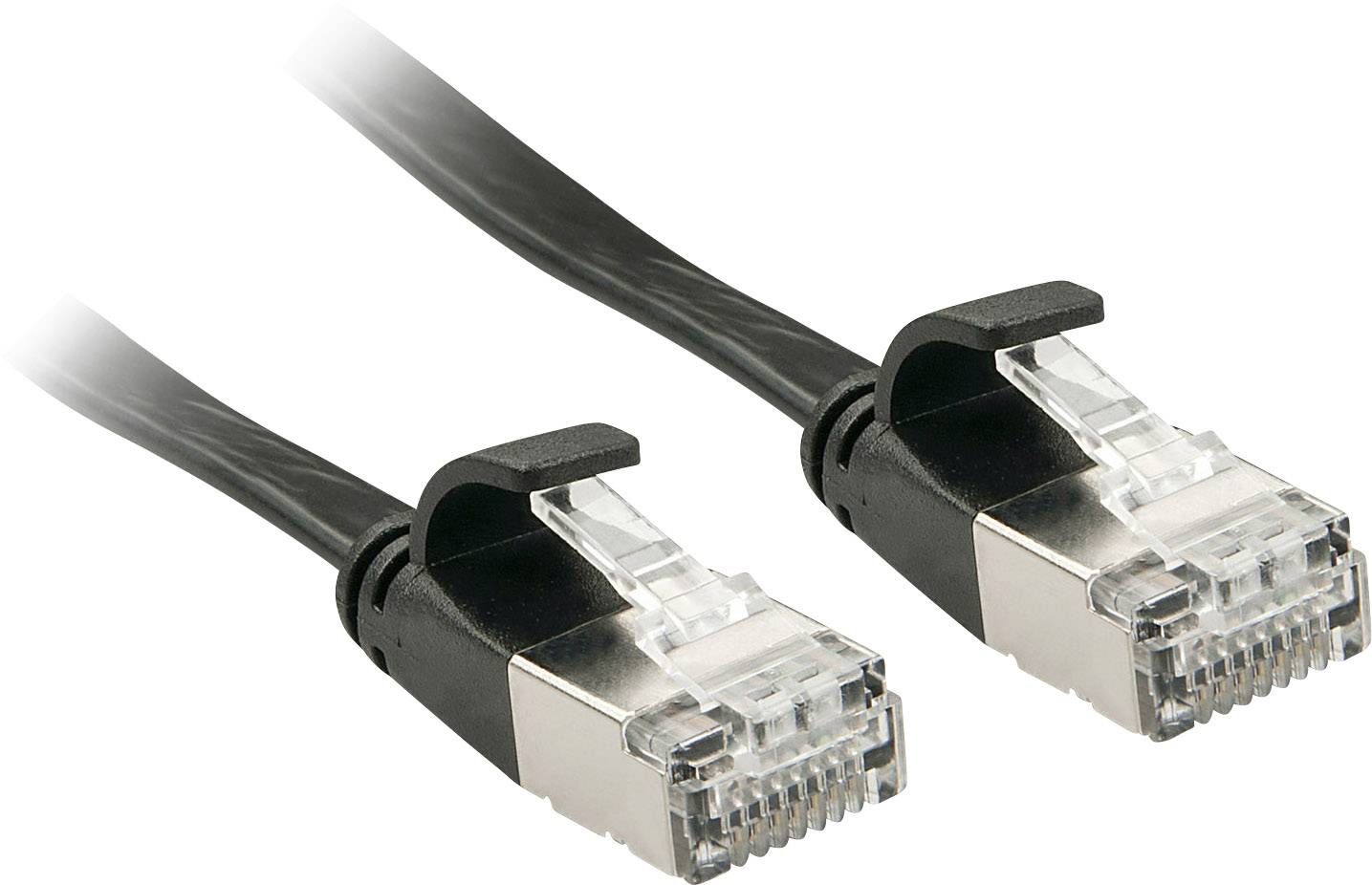 Zwei schwarze Ethernet-Kabel mit durchsichtigen Steckern an den Enden liegen nebeneinander, bereit zum Anschluss an Netzwerkgeräte.