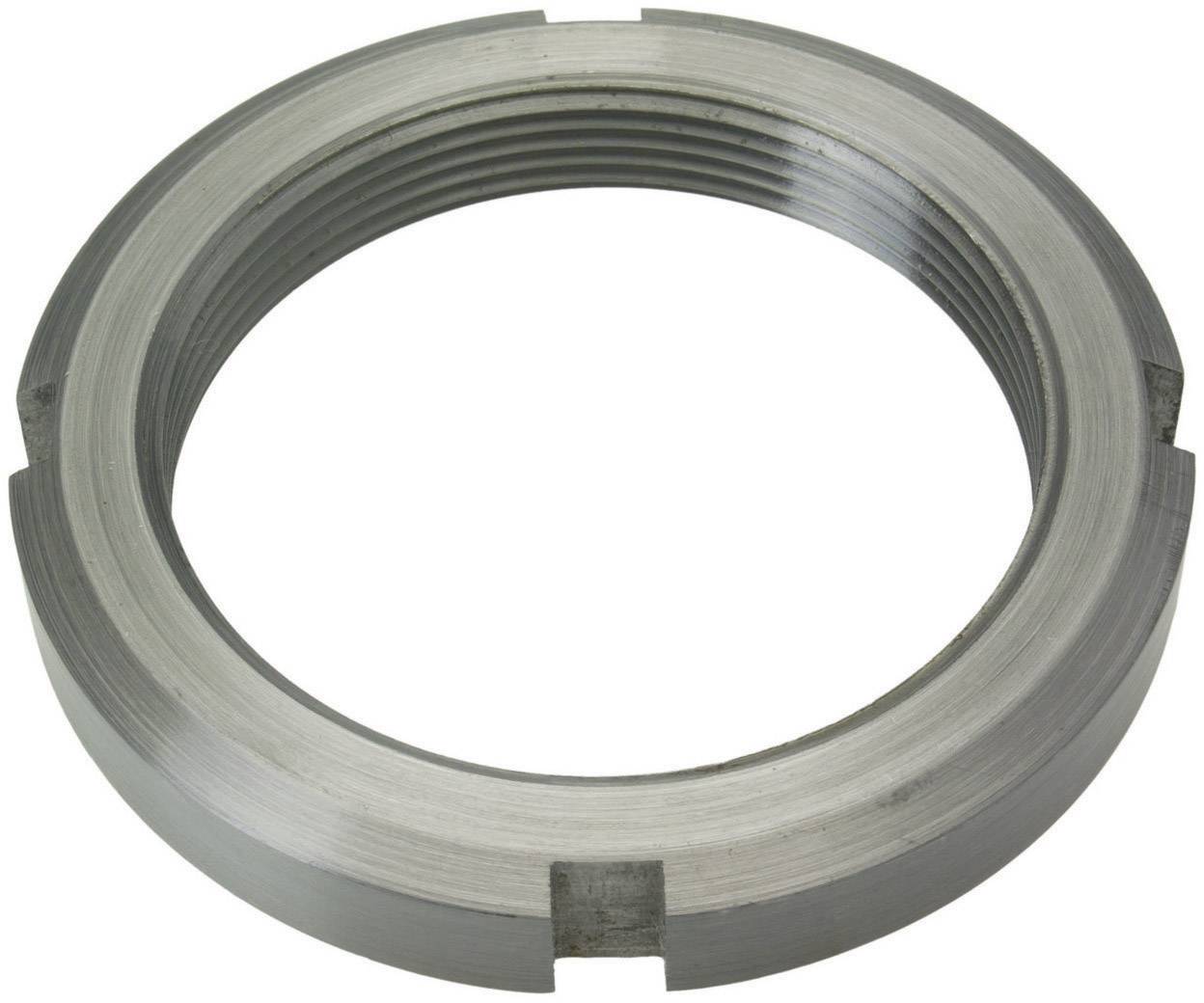 Ein metallischer Gewindering, möglicherweise ein Maschinenteil, liegt auf einer weißen Fläche. Der Ring hat innere Gewindespiralen.