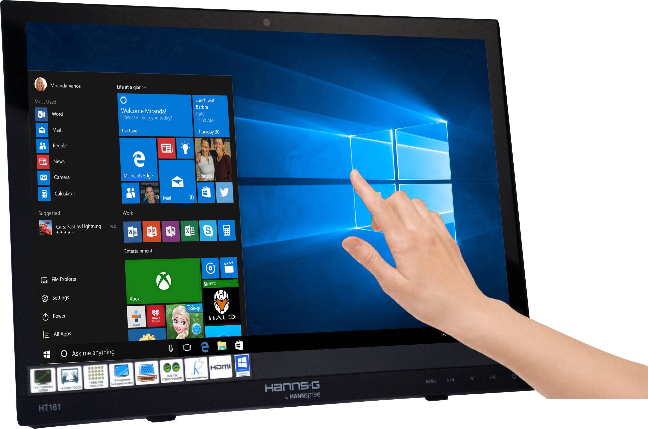 Eine Hand berührt den Bildschirm eines Computers, auf dem das Windows-Startmenü geöffnet ist. Die Kacheln sind deutlich sichtbar.