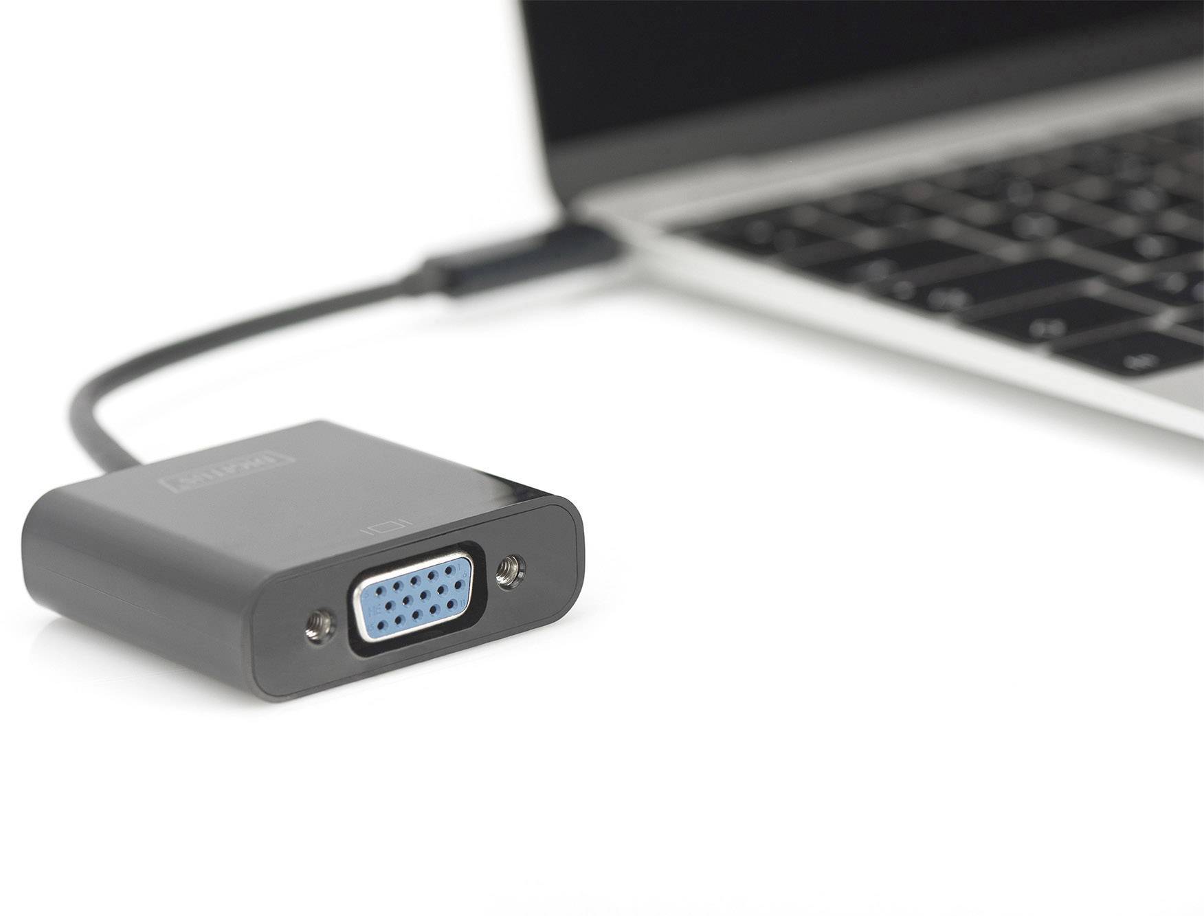Ein VGA-Adapter ist mit einem Laptop verbunden. Der Adapter ist schwarz und der Anschluss blau. Es dient zur Verbindung mit externen Bildschirmen.
