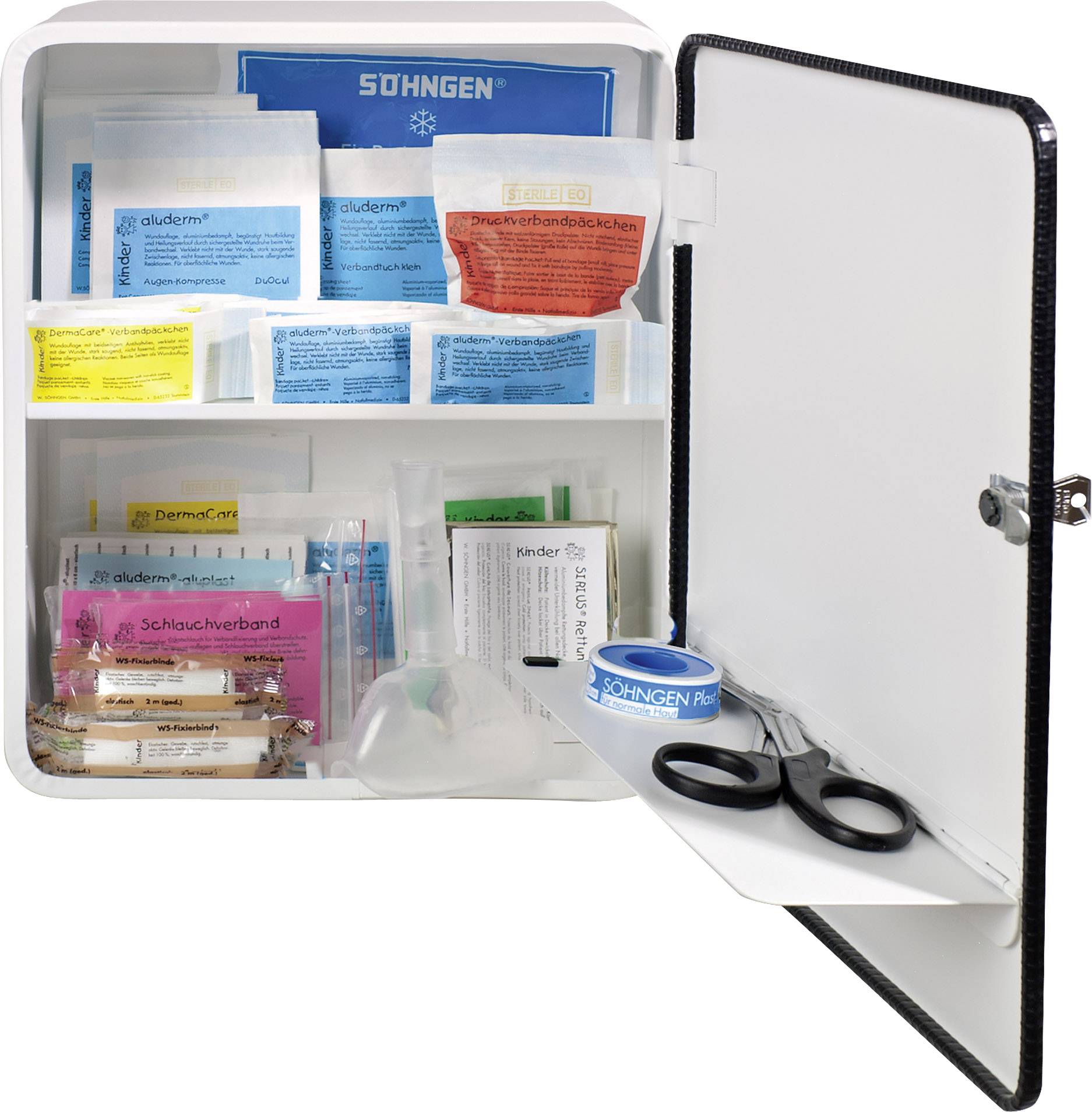 Medikamentenschrank mit offenen Türen zeigt verschiedene Erste-Hilfe-Produkte, darunter Verbände, Pflaster und Schere.