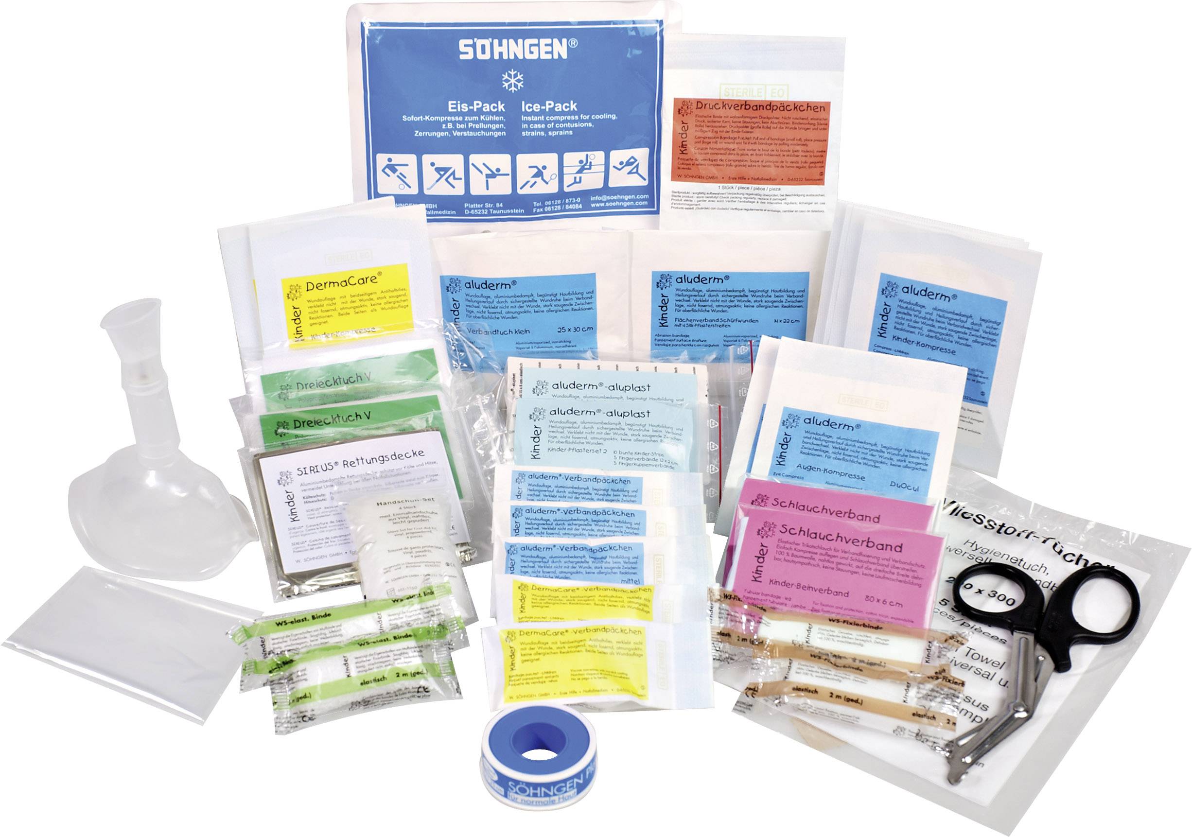 Erste-Hilfe-Set mit Verbänden, Schere, Pflastern, Verbandspäckchen und Kältekompressen, angeordnet auf weißem Hintergrund.