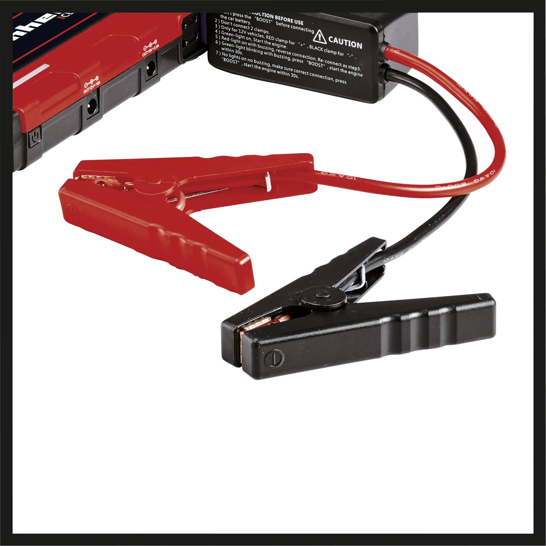 Rote und schwarze Autobatterie-Klemmen, die mit einem Ladegerät verbunden sind.