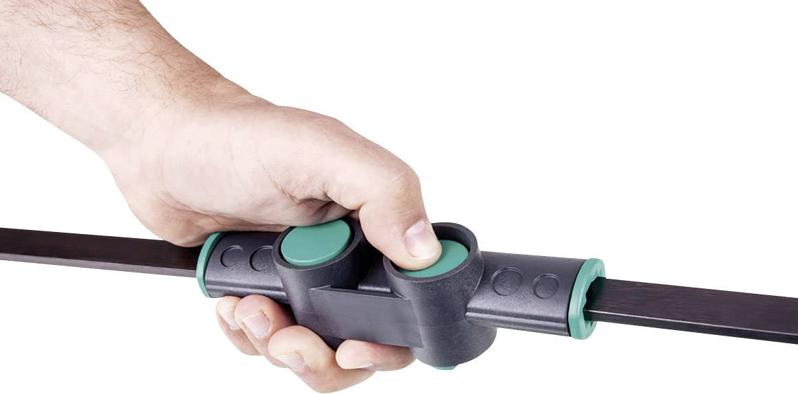 Eine Hand hält ein Werkzeug mit grünem Druckmechanismus, das eine Stange greift.