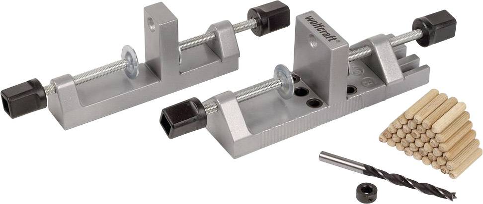 Zwei Metallklemmen mit Schrauben, einem Bohrer und einem Stapel hölzerner Dübel. Werkzeuge zur Holzverarbeitung und Reparatur.