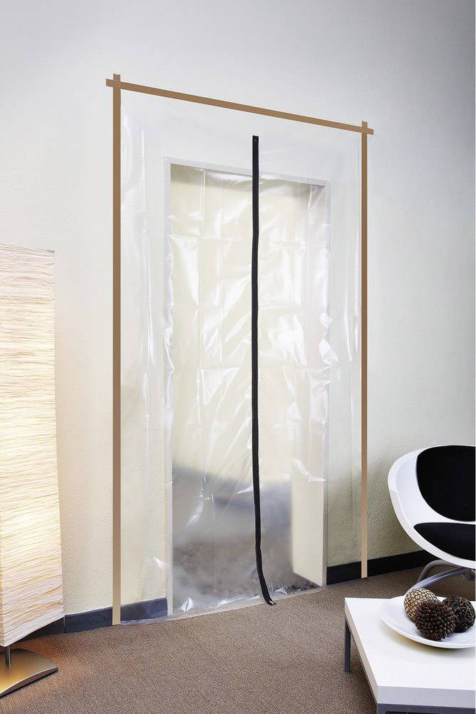 Eine durchsichtige Plastikplane, die eine Türöffnung abdeckt, mit einem schwarzen Reißverschluss in der Mitte als Staubschutzbarriere.