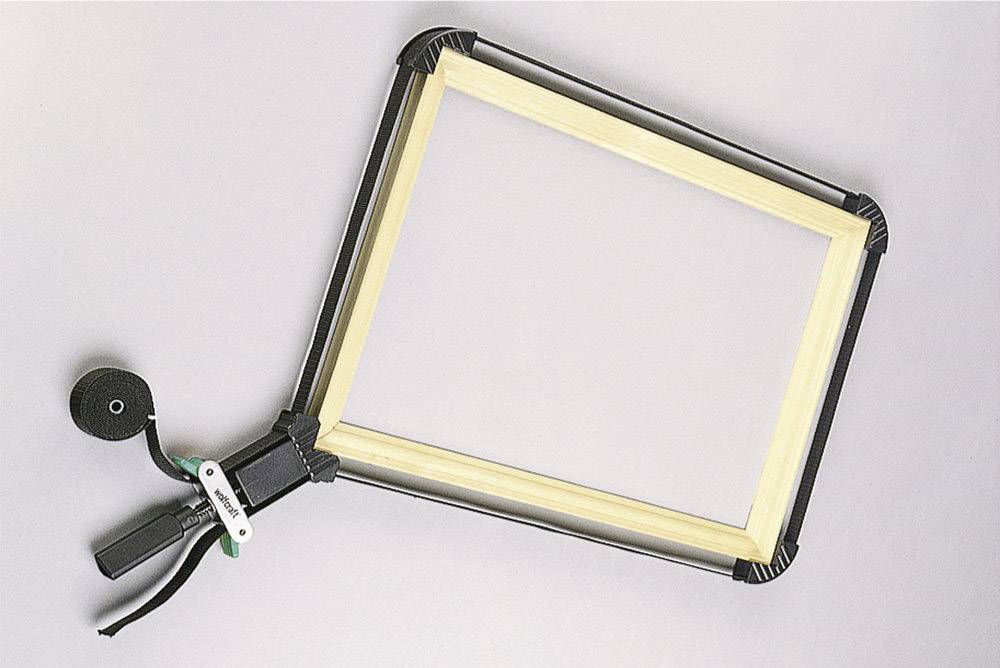 Ein rechteckiger Holzrahmen mit einer Schlaufe und einem Griff, möglicherweise zum Tragen oder Halten eines Objektes.