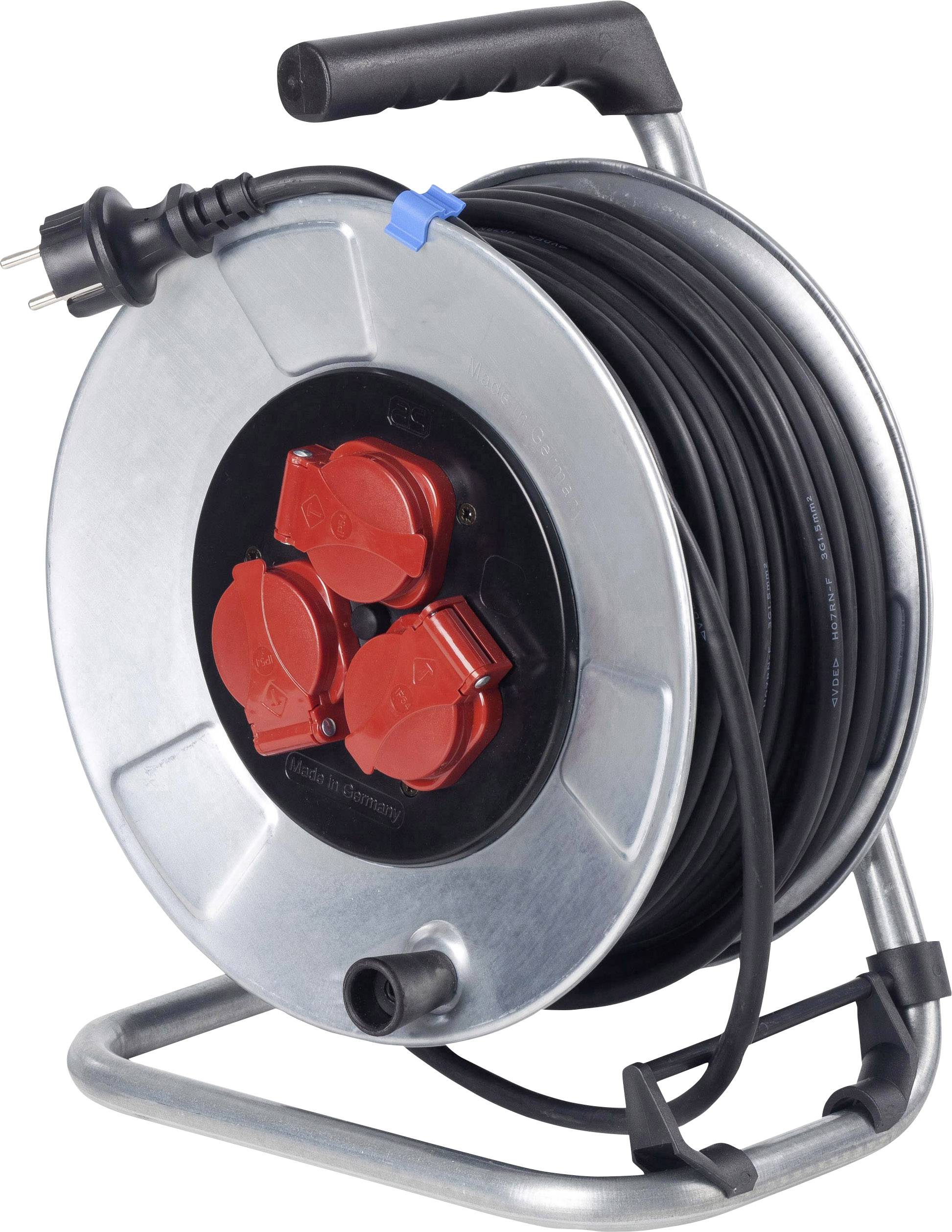 Eine Kabeltrommel mit schwarzem Kabel, drei roten Steckdosen und einem schwarzen Griff, geeignet für den Einsatz auf Baustellen.