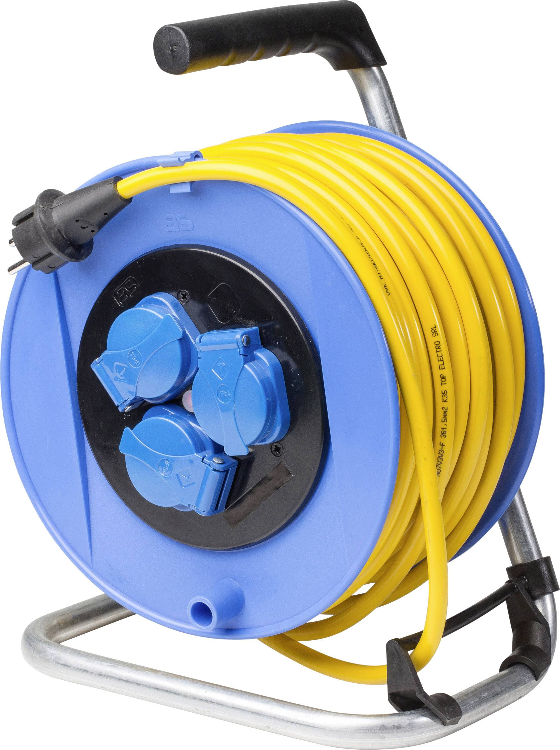 Eine blaue Kabeltrommel mit gelbem Verlängerungskabel und drei Steckdosen. Sie hat einen schwarzen Griff und steht auf einem Metallrahmen.