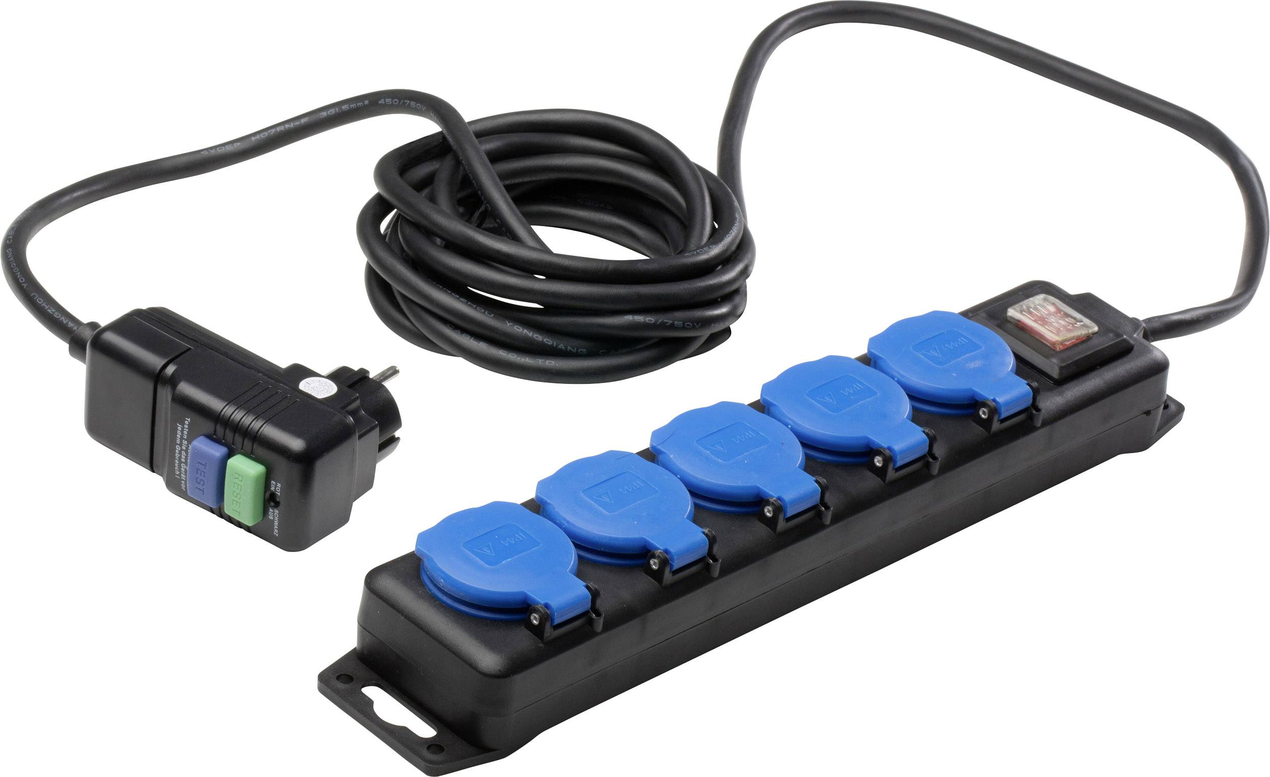 Schwarze Steckdosenleiste mit fünf blauen Steckplätzen und langem Kabel.