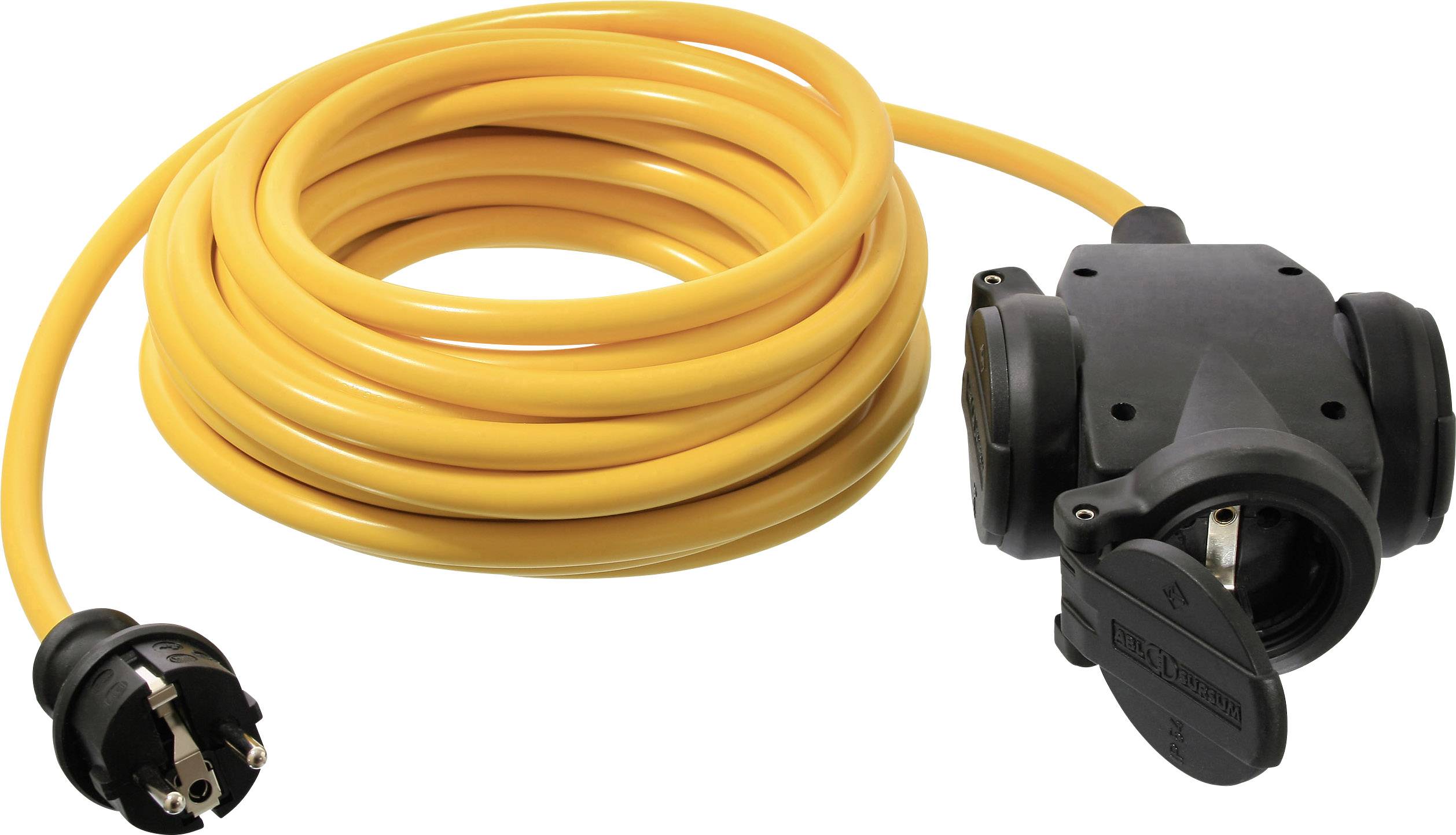 Ein aufgerolltes gelbes Verlängerungskabel mit einem dreifachen Steckdosenadapter am Ende, geeignet für den Außenbereich.