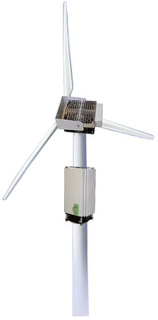 Ein Windturbinengenerator mit drei Rotorblättern und Generatorgehäuse auf einem hohen Mast.