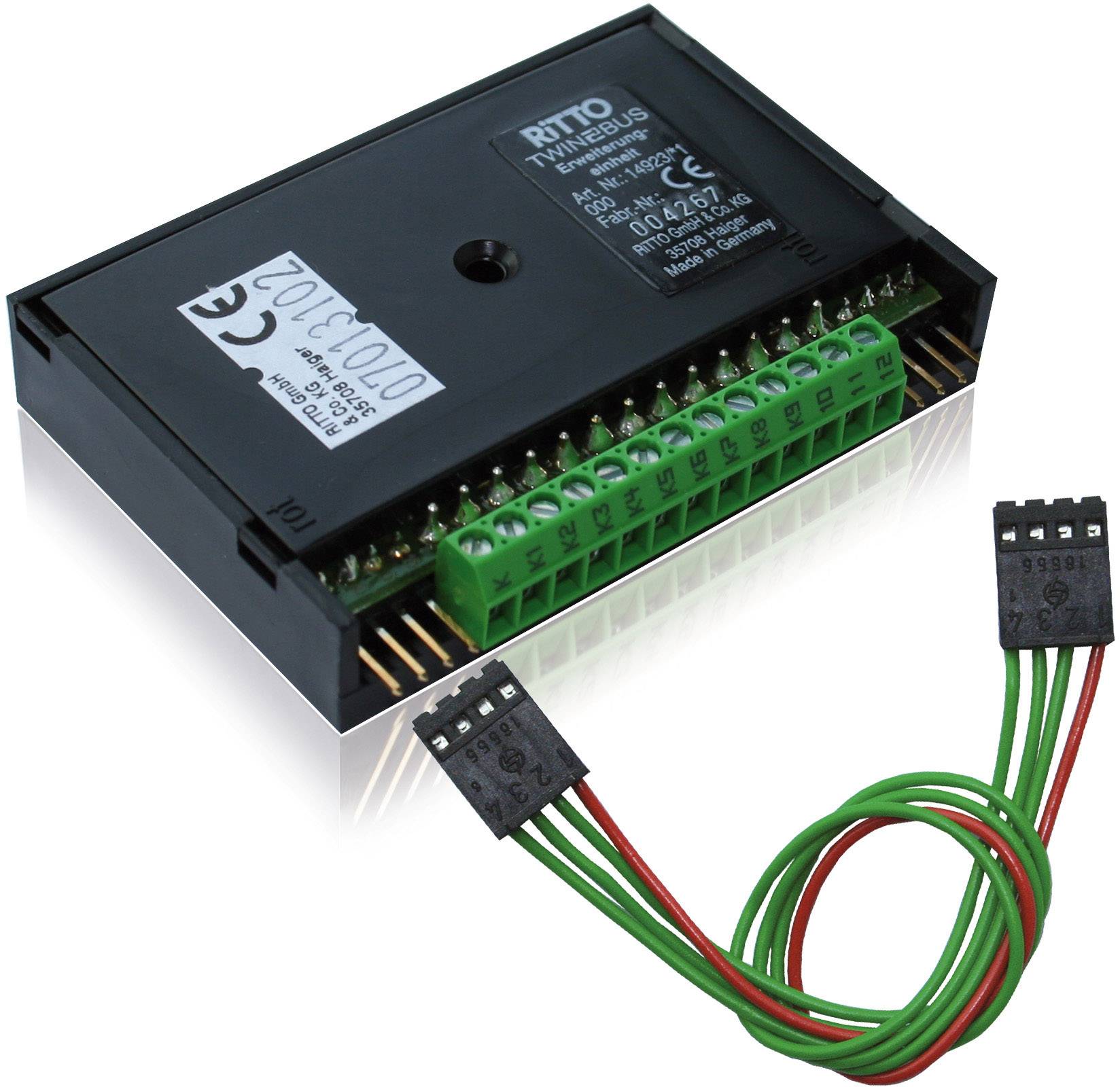 Elektronisches Modul mit grünen Anschlüssen und abnehmbaren Kabeln, vermutlich für die Steuerung oder Verbindung elektrischer Geräte.