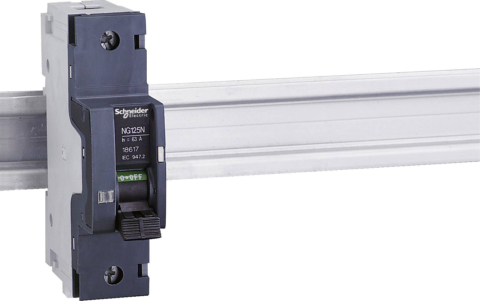 Ein schwarzer Leitungsschutzschalter von Schneider Electric ist auf einer Metall-Hutschiene montiert.