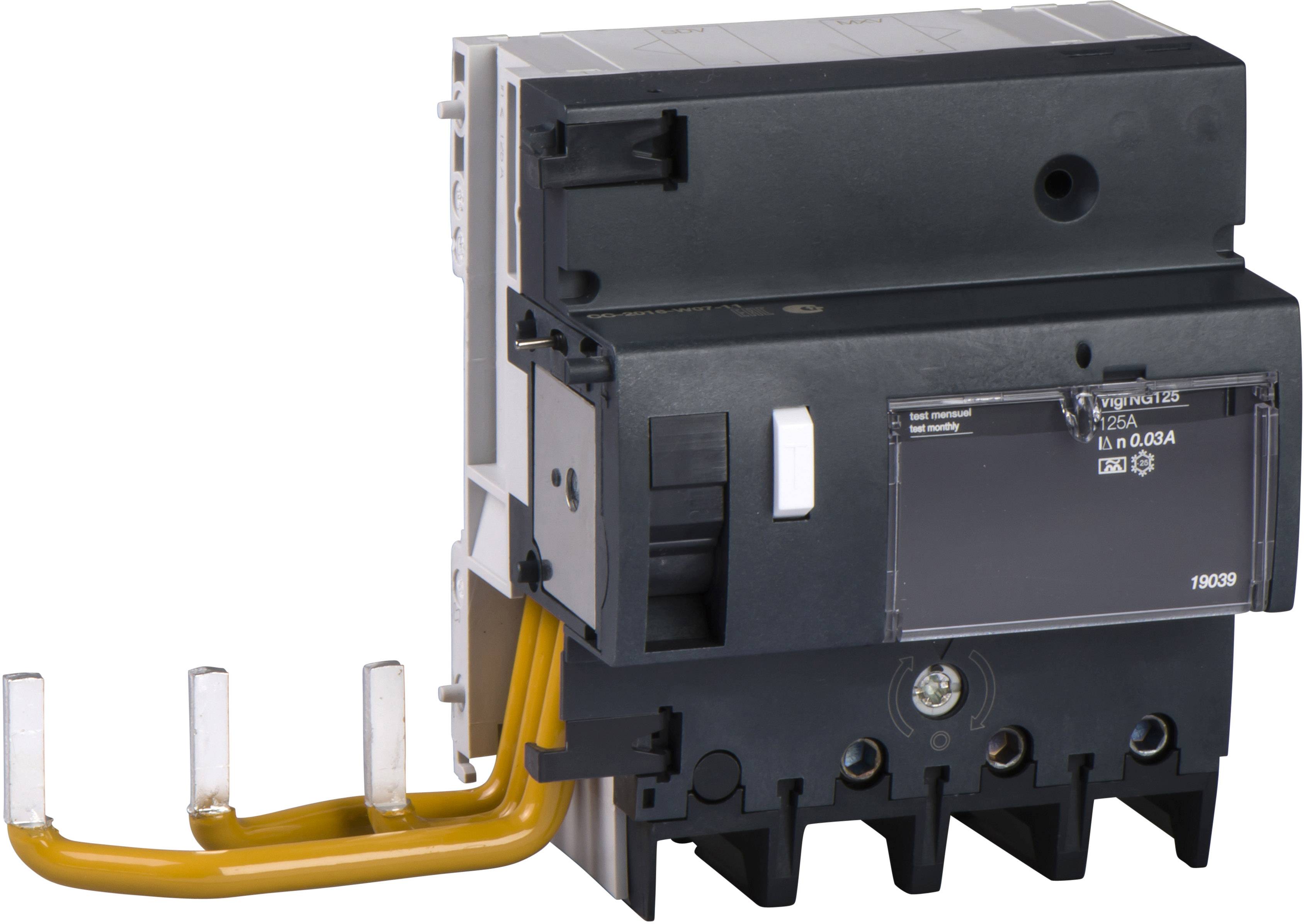 Ein dreipoliger Schutzschalter mit gelben Anschlusskabeln, verwendet zur Absicherung und Trennung von elektrischen Stromkreisen.