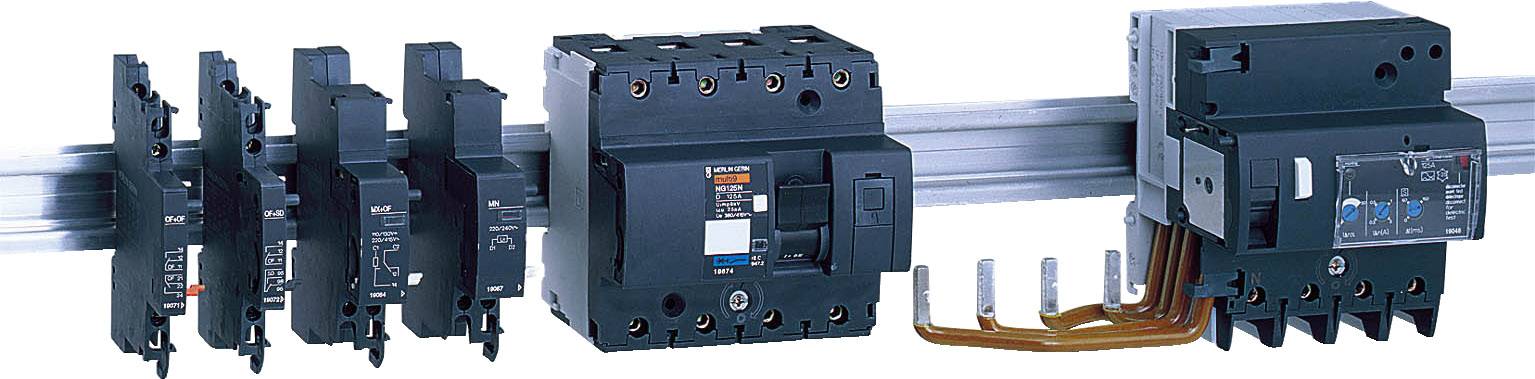 Mehrere elektronische Schutzschalter sind auf einer Metallschiene montiert. Links sind kleinere, rechts größere Schalter sichtbar.