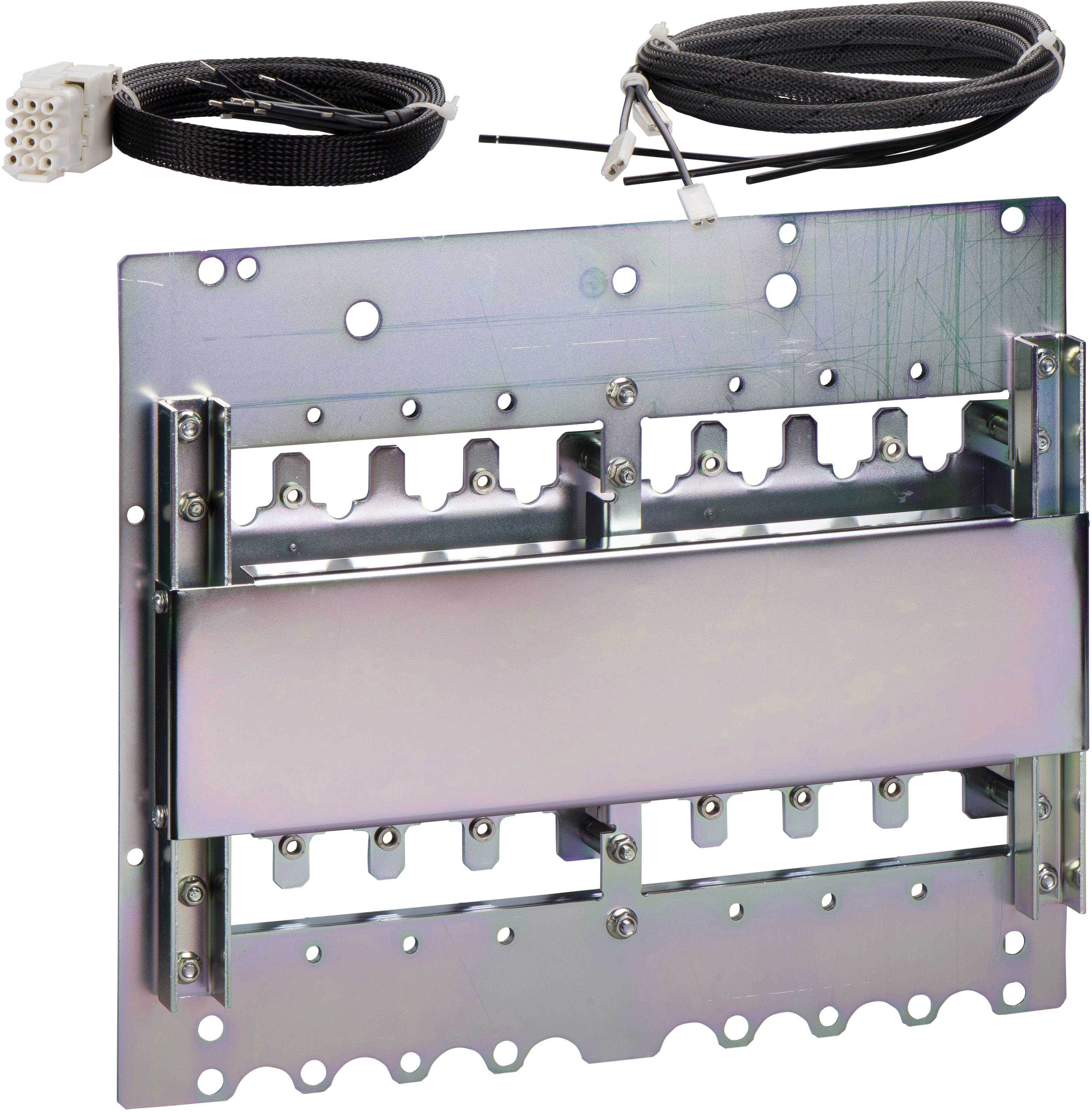 Metallplatte mit Montageschienen und Kabeln, vermutlich Teil eines mechanischen oder elektrischen Geräts oder Systems.