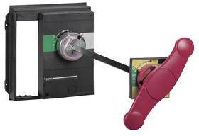 Ein dreipoliger Lasttrennschalter mit rotem Bediengriff und schwarzem Gehäuse, geeignet für industrielle Anwendungen zur Stromunterbrechung.