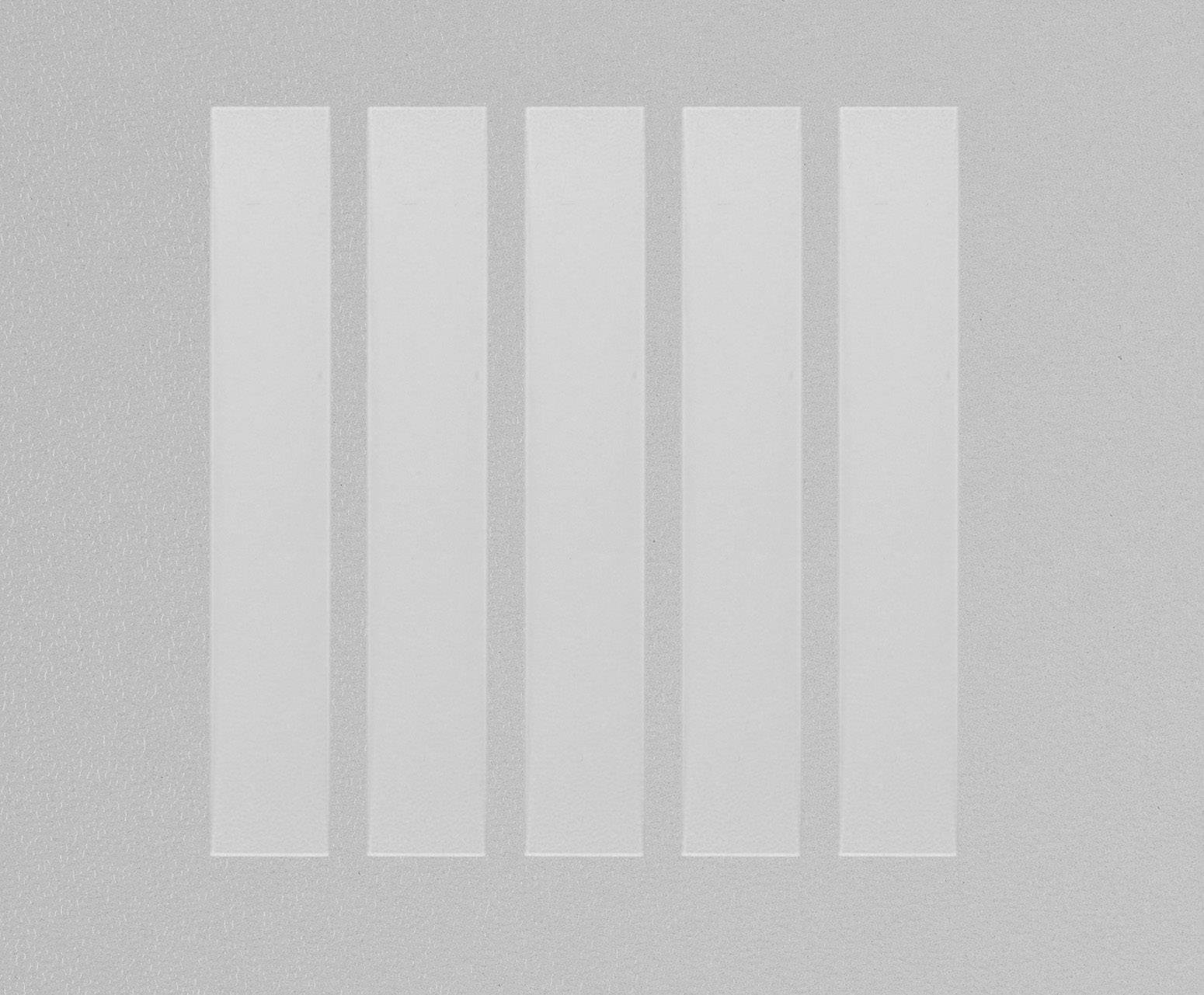 Fünf vertikale, gleichmäßige, weiße Streifen auf grauem Hintergrund, symmetrisch angeordnet.
