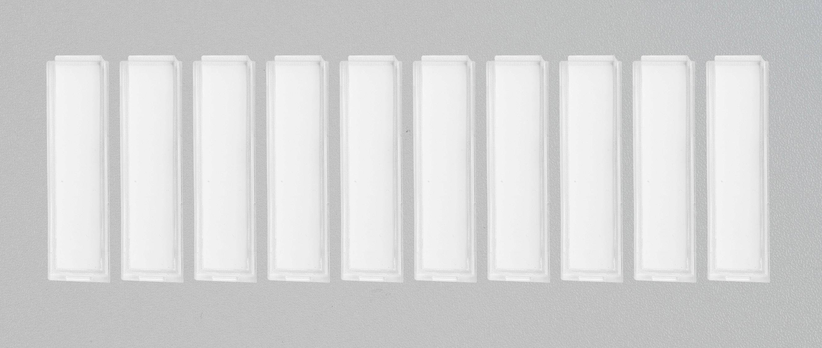 Elf identische weiße, rechteckige Lichtpaneele sind nebeneinander horizontal auf einer grauen Wand angeordnet.