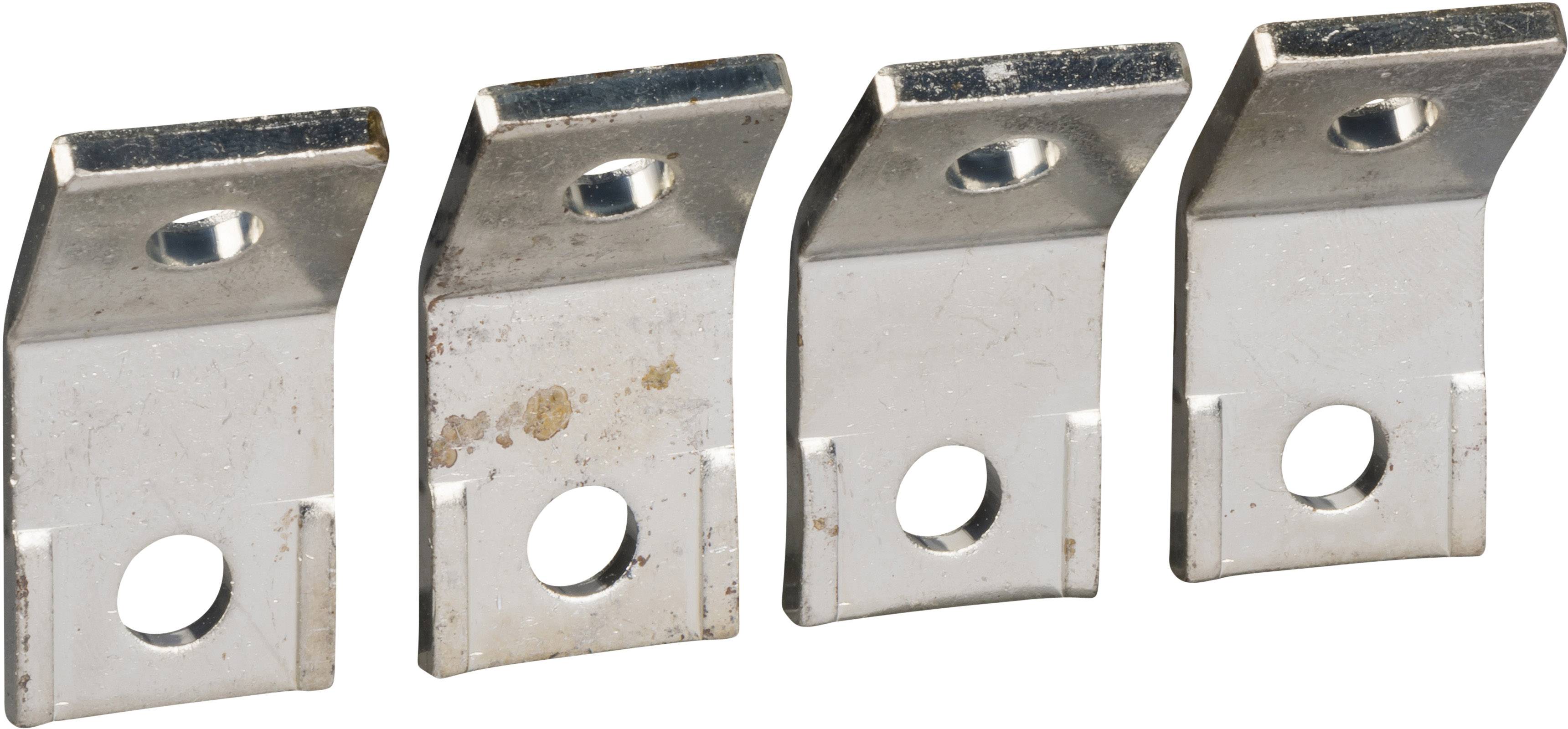 Vier silberne Metallwinkel, in einer Reihe angeordnet, jeweils mit zwei Löchern mittig platziert.