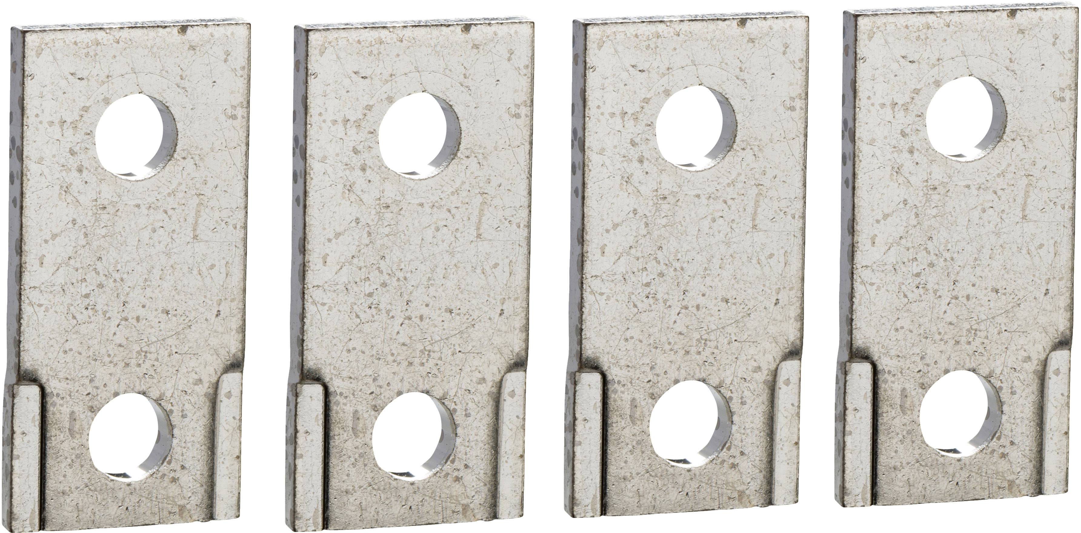 Vier rechteckige Metallplatten, jede mit zwei runden Löchern, sind nebeneinander positioniert. Sie scheinen identisch zu sein.