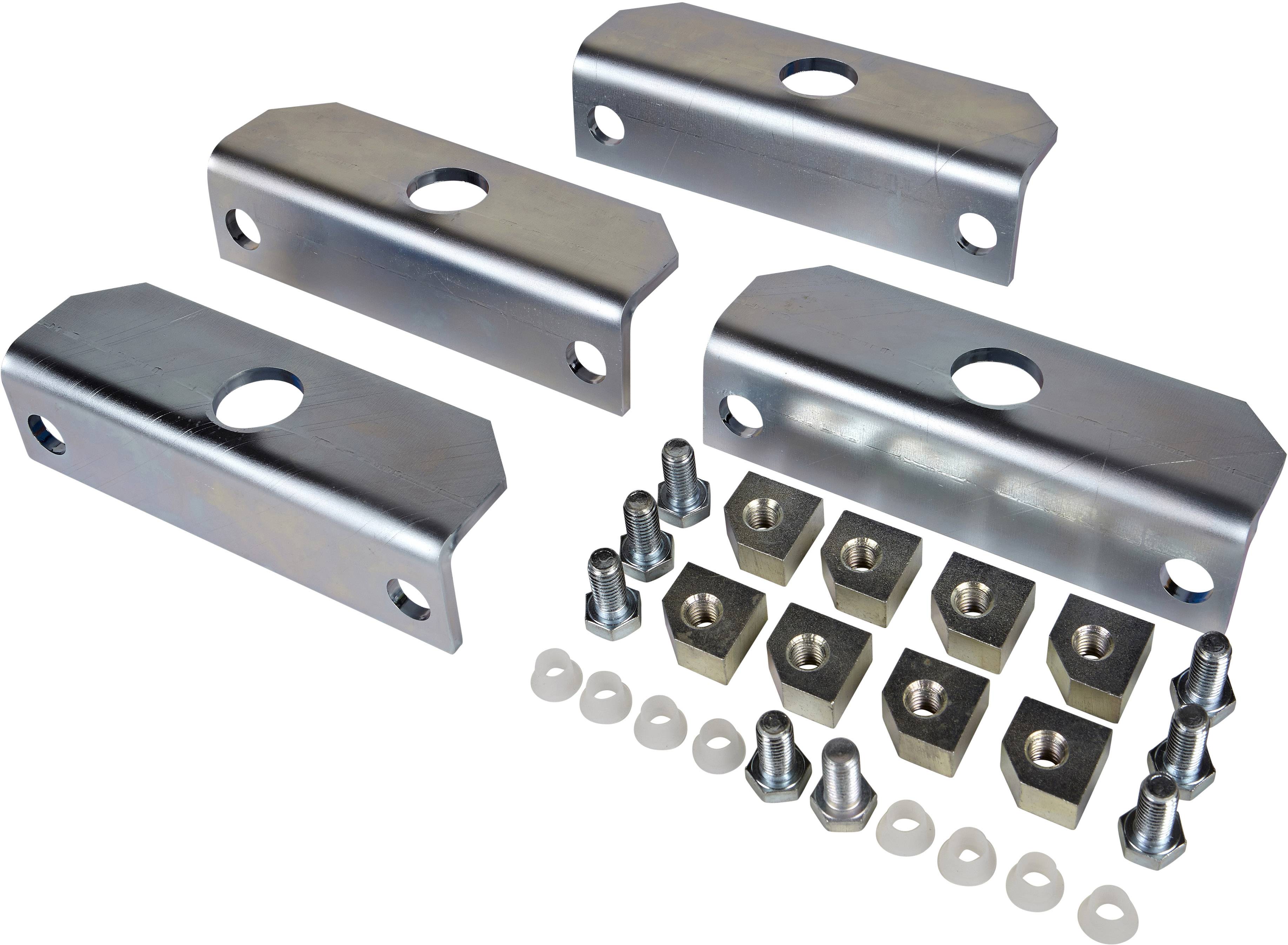 Metallteile-Set mit vier Flanschen, Bolzen, Unterlegscheiben und Muttern, arrangiert auf einer weißen Fläche.