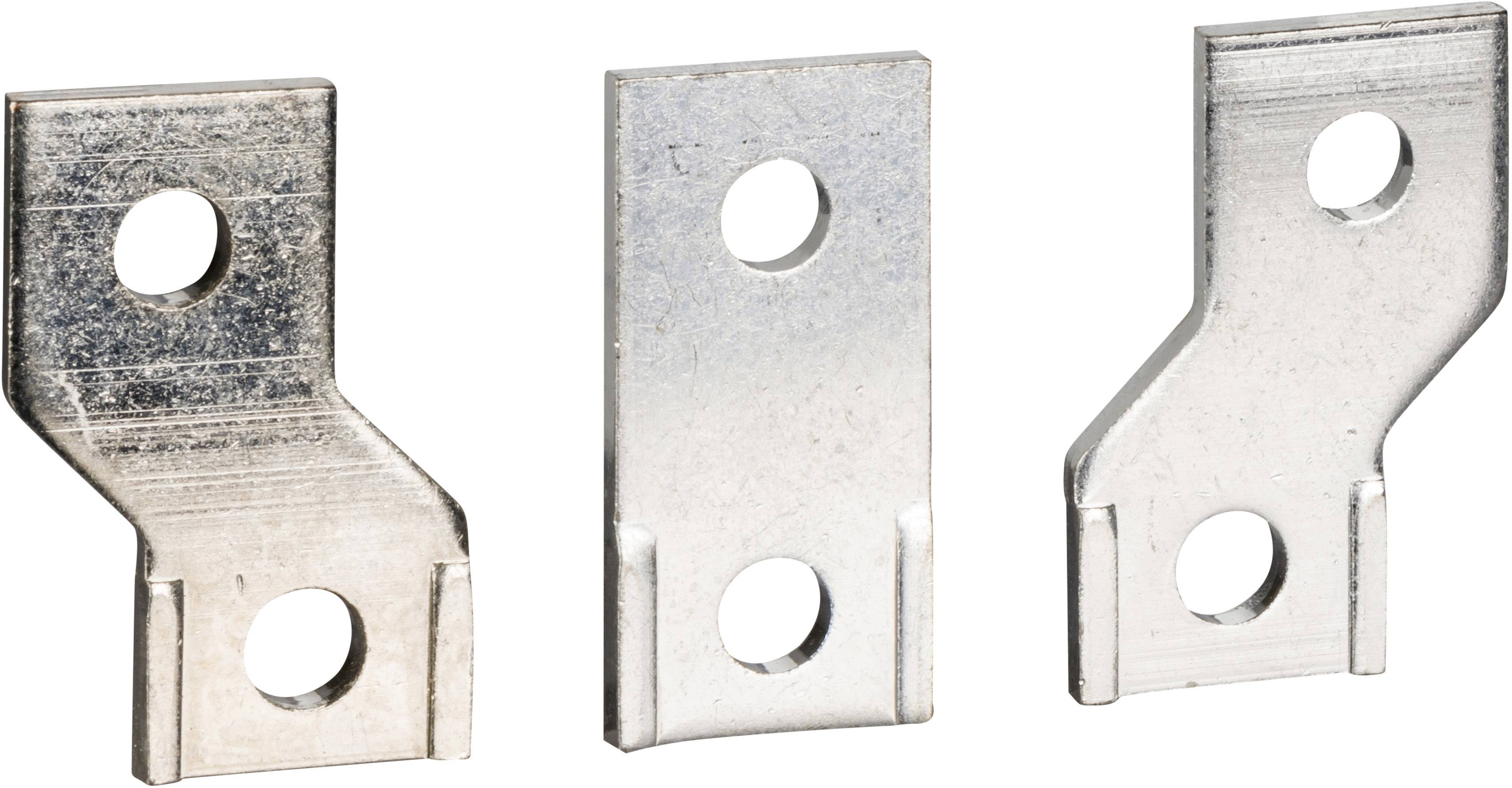 Drei silberne Metallwinkel mit Löchern, jeweils ein Loch oben und ein Loch unten. Sie sind leicht unterschiedlich geformt.