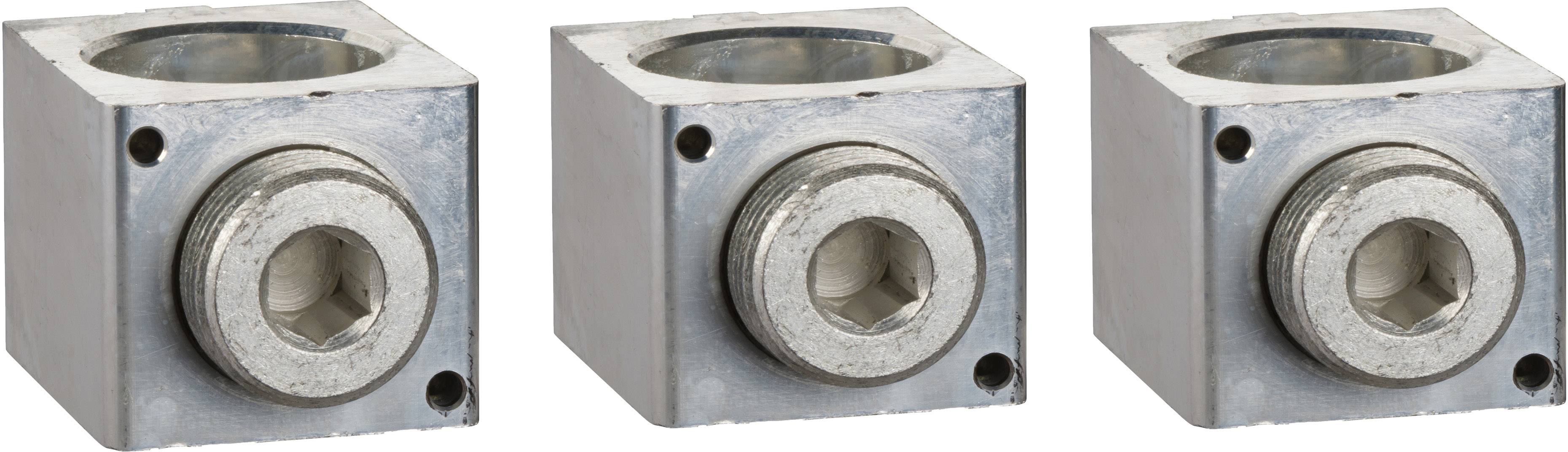 Drei silberne, würfelförmige Metallhülsen mit Loch in der Mitte, nebeneinander aufgereiht.