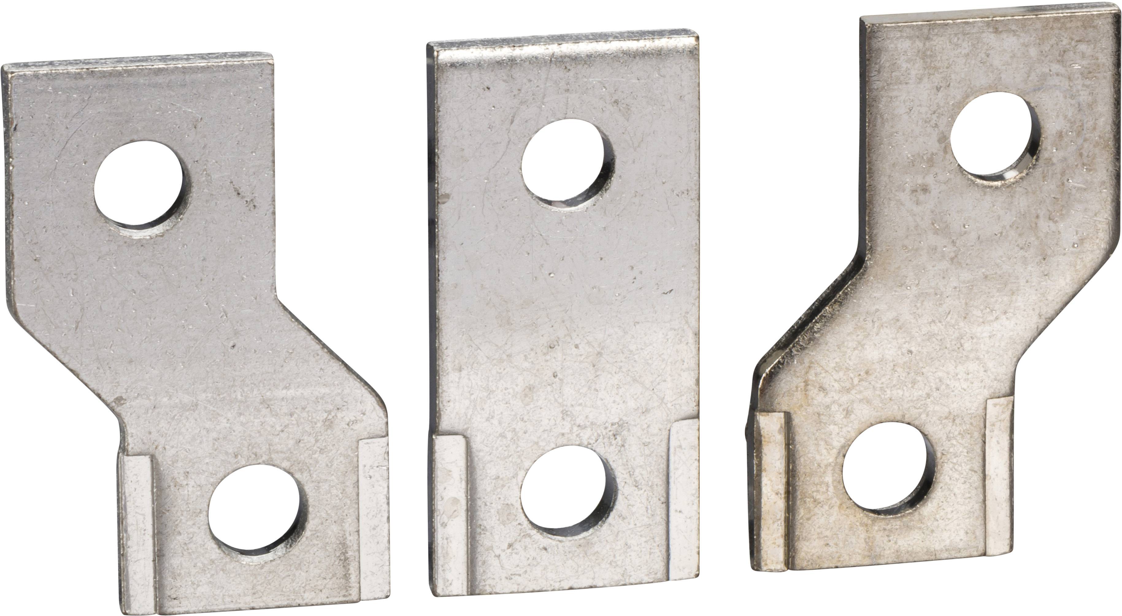 Drei silberne Metallwinkel mit je zwei runden Löchern, die aufrecht nebeneinander stehen.