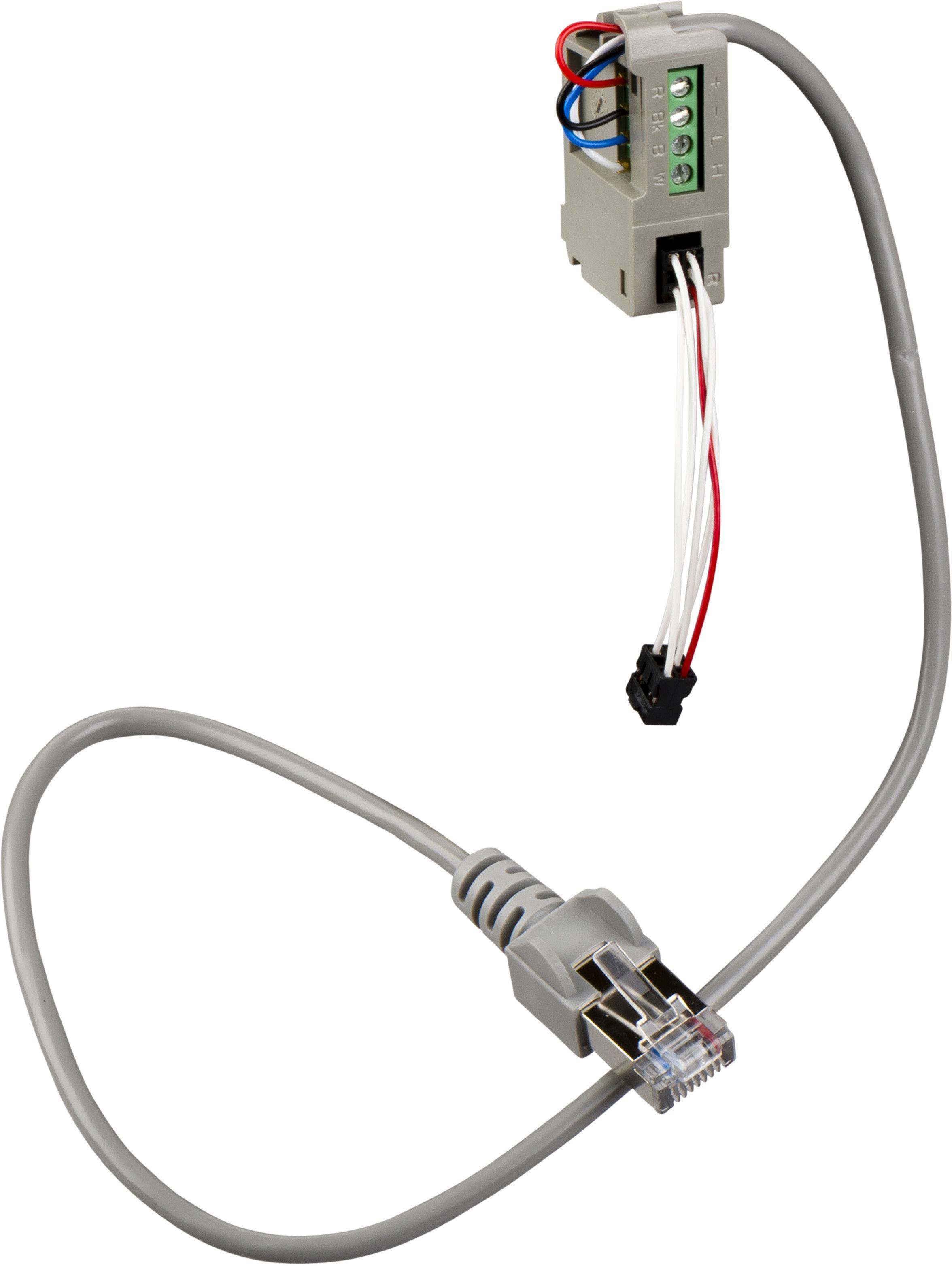 Netzwerkkabel mit Stecker verbindet sich mit einem elektrischen Klemmenblock, der mehrere Drähte enthält.