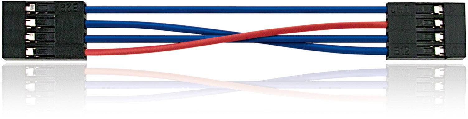 Ein Kabeladapter mit drei blauen und einem roten Kabel, der zwei Anschlüsse verbindet.