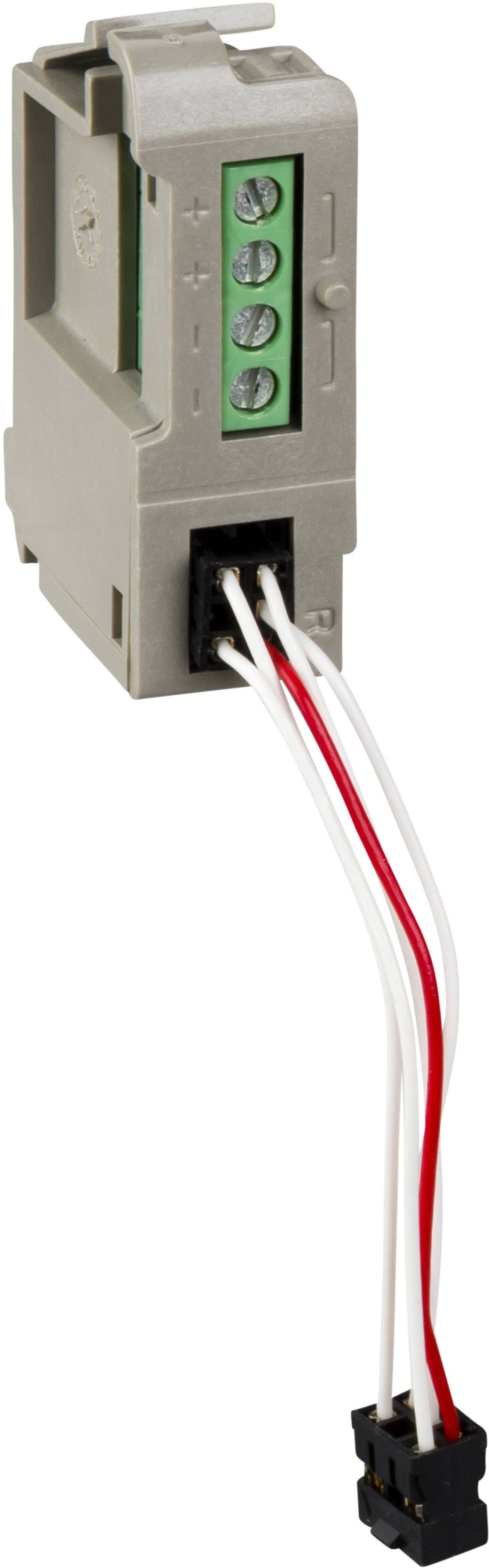 Ein elektrisches Modul mit grünem Anschlussfeld und vier Schraubklemmen, angeschlossen an drei Drähte in Rot und Weiß, endet in einem Stecker.
