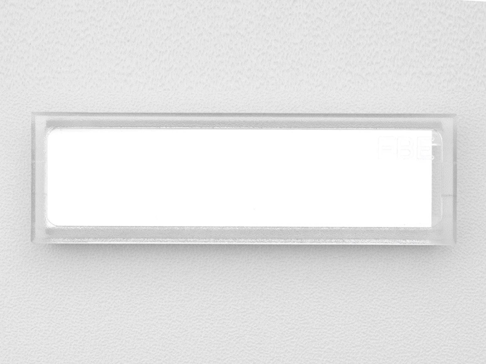 Ein rechteckiger Lichtschalter in einem weißen Kunststoffrahmen an einer weißen Wand.