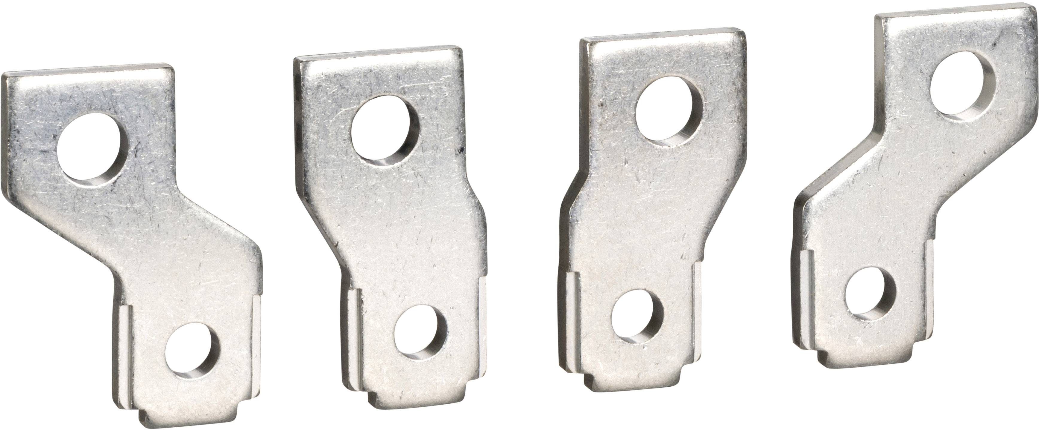 Vier metallische Halterungen, die nebeneinander liegen. Jede Halterung hat zwei Löcher und eine gebogene Form.