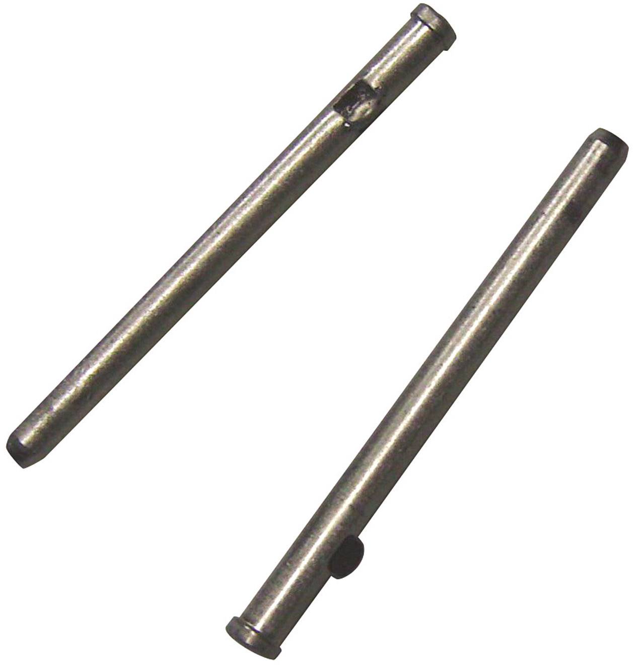 Zwei metallische Stifte, jeweils mit einer Kerbe an einem Ende. Sie liegen parallel zueinander auf weißem Hintergrund.