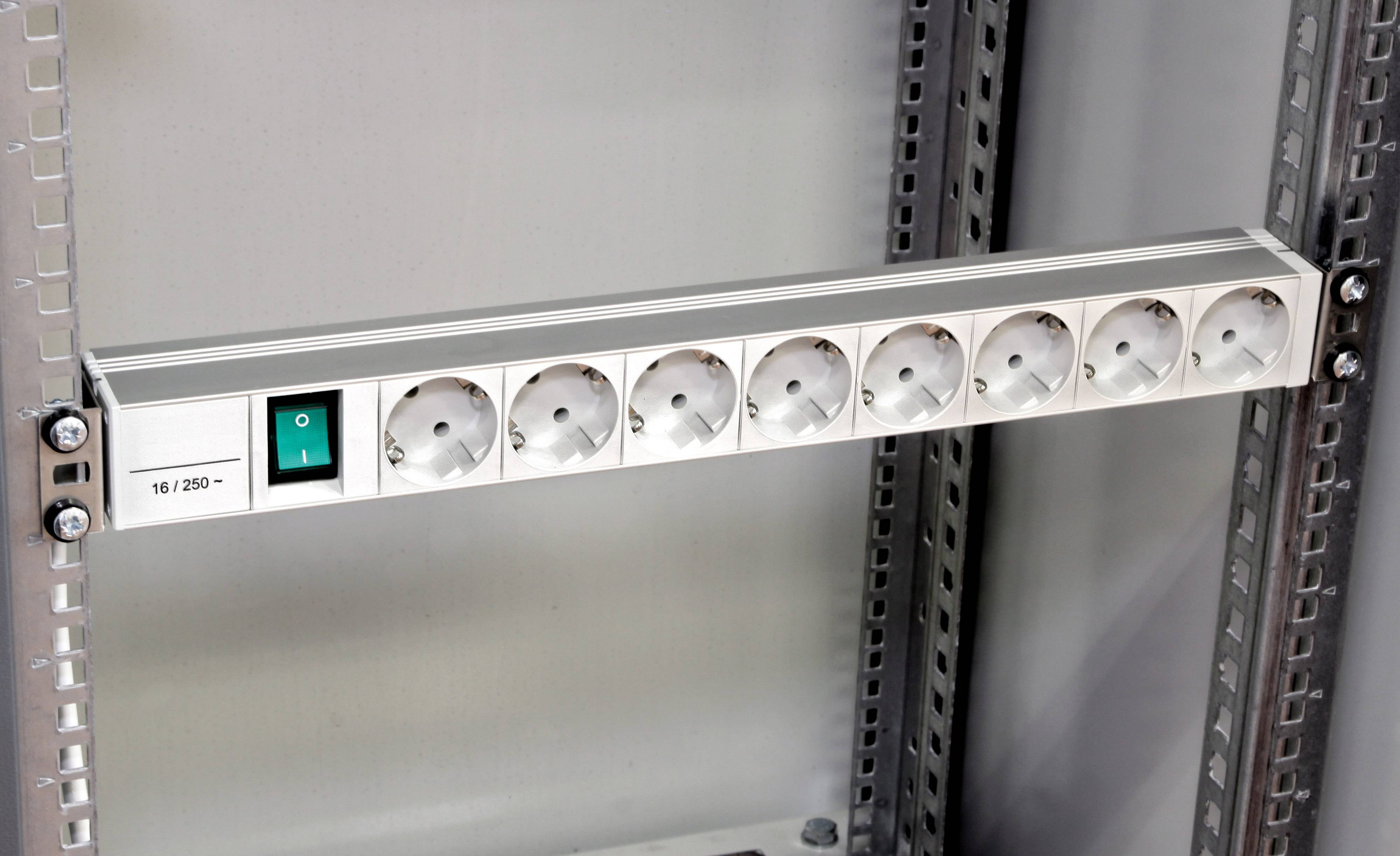 Steckdosenleiste mit acht Steckplätzen und einem grünen Ein-/Ausschalter, montiert auf einem Metallrahmen in einem Serverschrank.