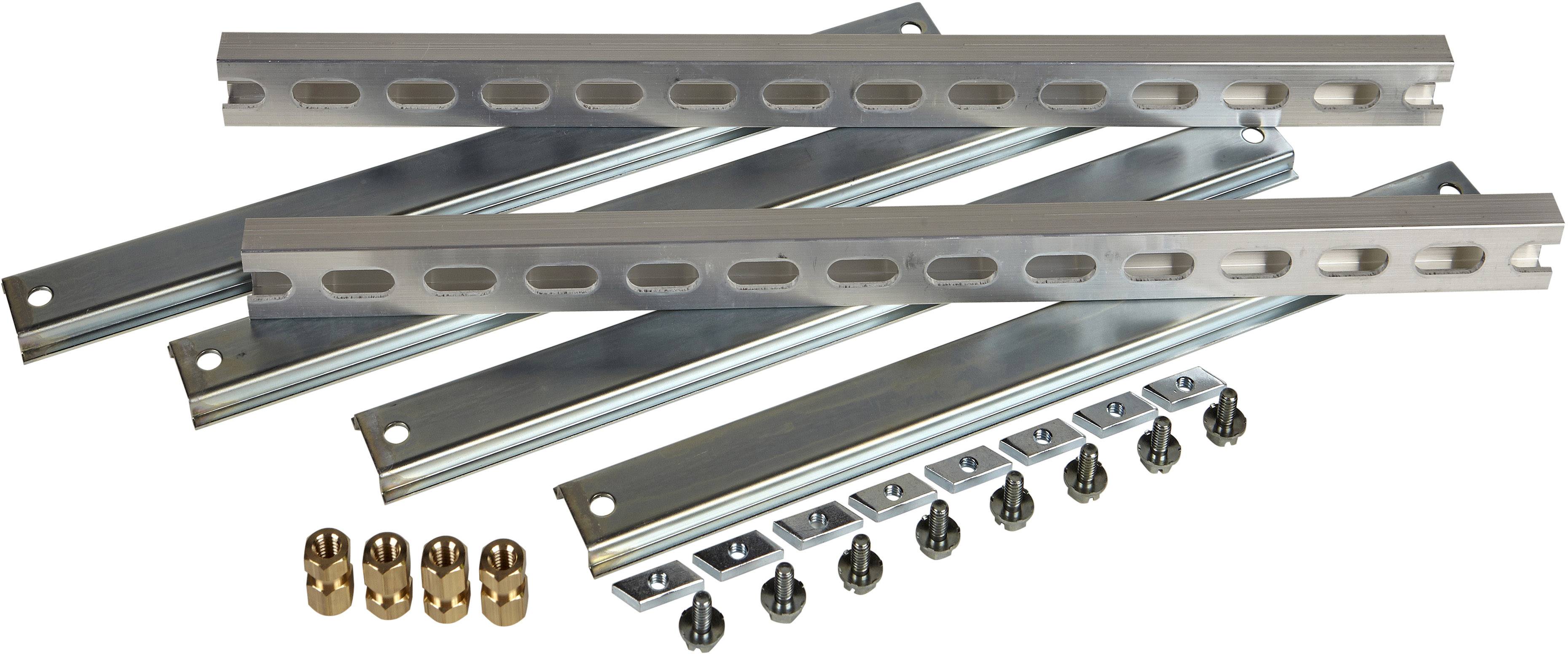 Metallschienen mit Löchern, Muttern und Schrauben gezeigt. Eignen sich für Montagezwecke in mechanischen Konstruktionen.