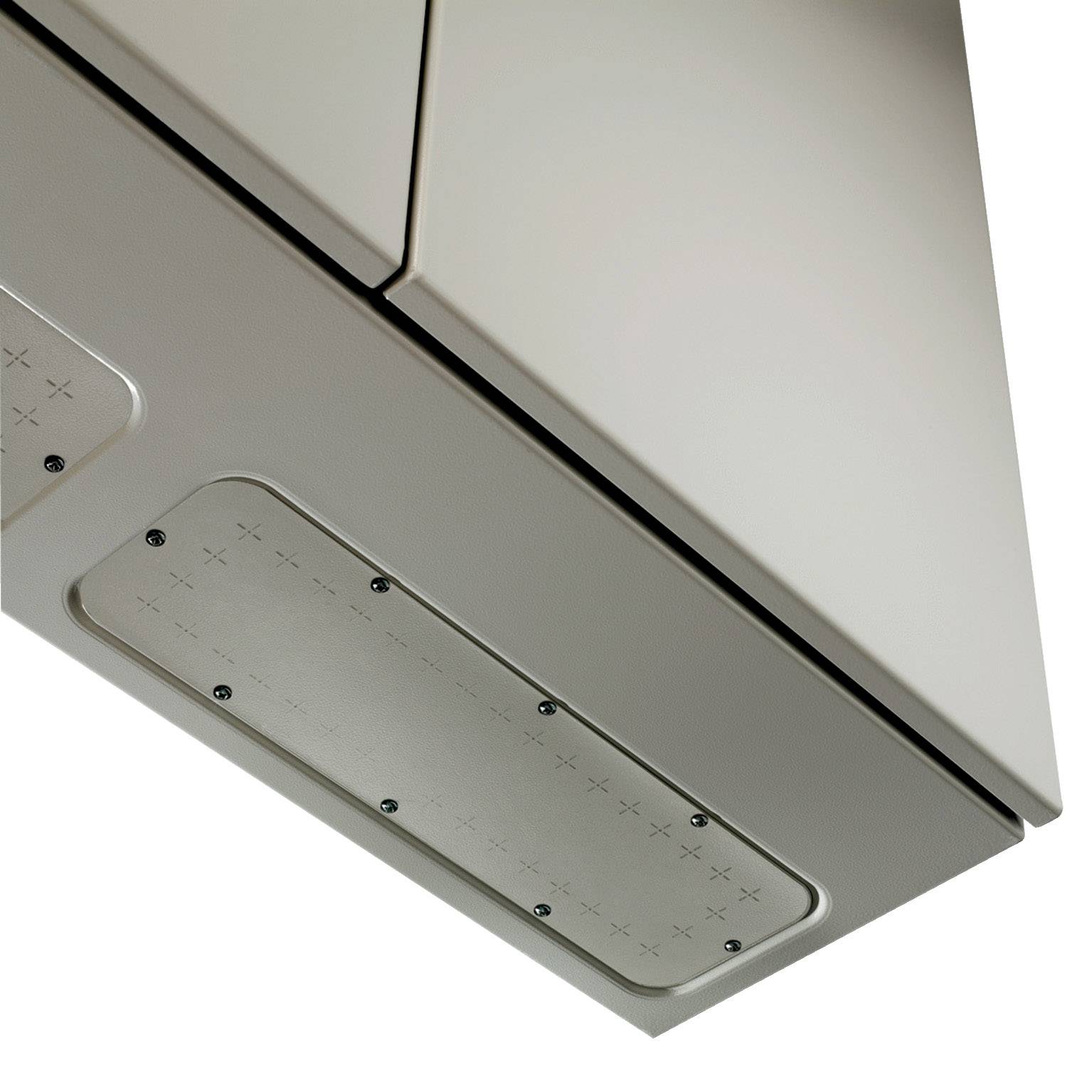 Eine Deckenlüftungsanlage mit glatten Metallflächen und integrierten Lüftungsschlitzen.