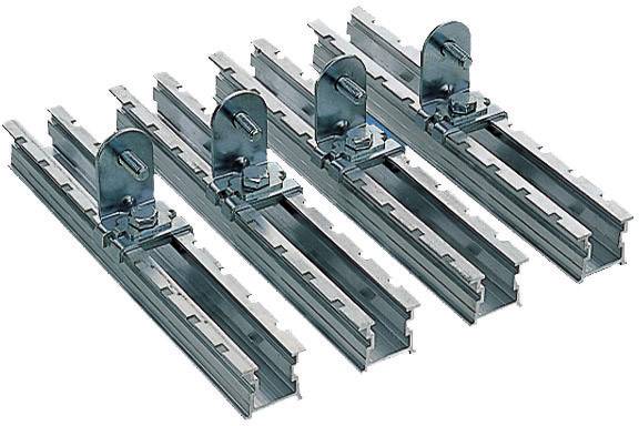 Vier parallel angeordnete Metallstützen mit Befestigungsmechanismen, die für industrielle oder bauliche Anwendungen verwendet werden.