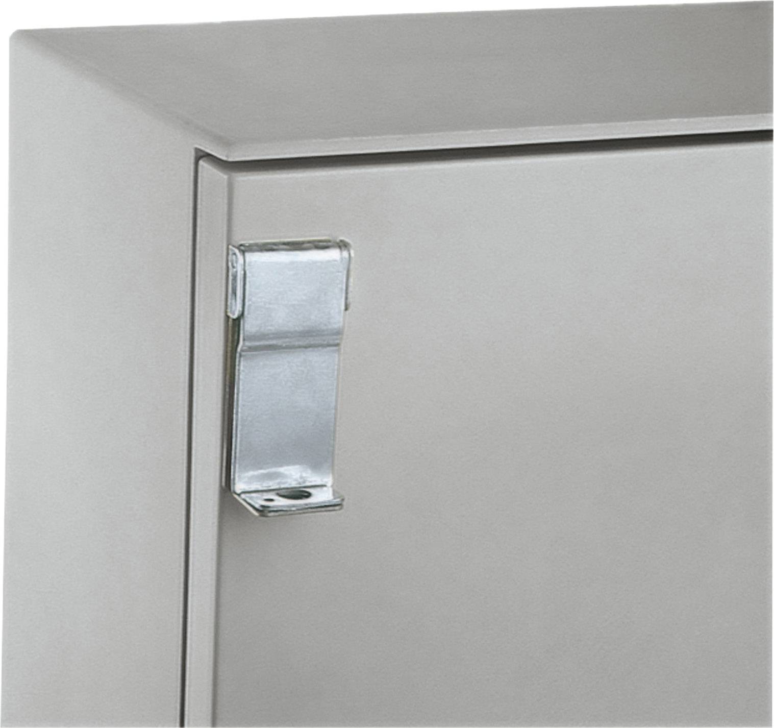 Nahaufnahme eines Metallhakens an einer rechteckigen, grauen Oberfläche.