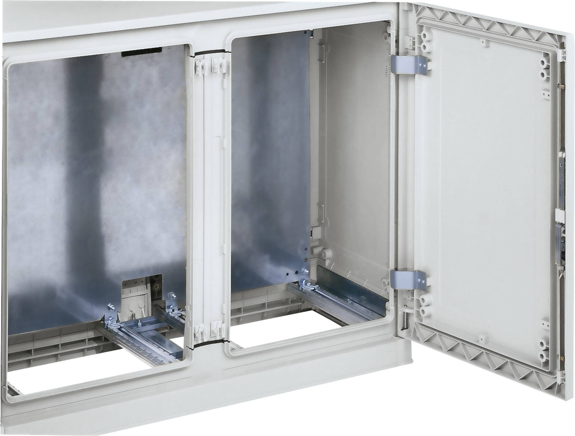 Ein geöffneter Küchenschrank aus Metall mit zwei Schiebetüren, Innenraum ist leer und zeigt Halterungen und Schienen.