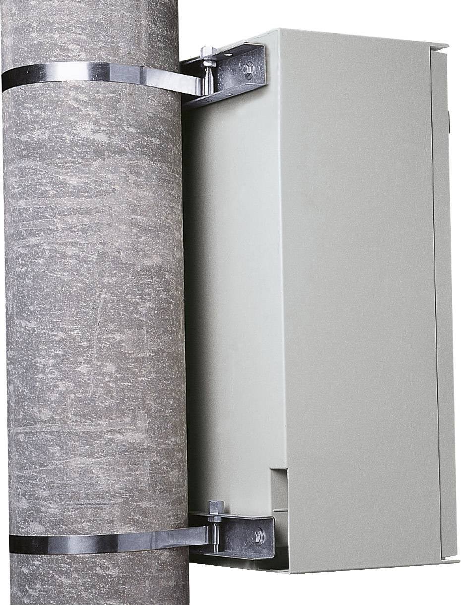 Ein grauer Metallkasten ist mit zwei Metallbändern an einem Betonpfosten befestigt. Der Kasten hat eine glatte, rechteckige Form.
