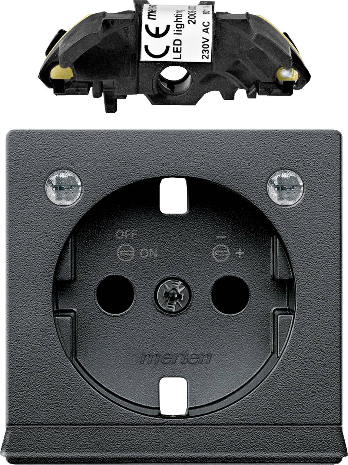 Eine europäische Steckdose mit zwei Schuko-Buchsen. Oberhalb befindet sich ein kleiner schwarzer Adapter mit LED und CE-Kennzeichnung.