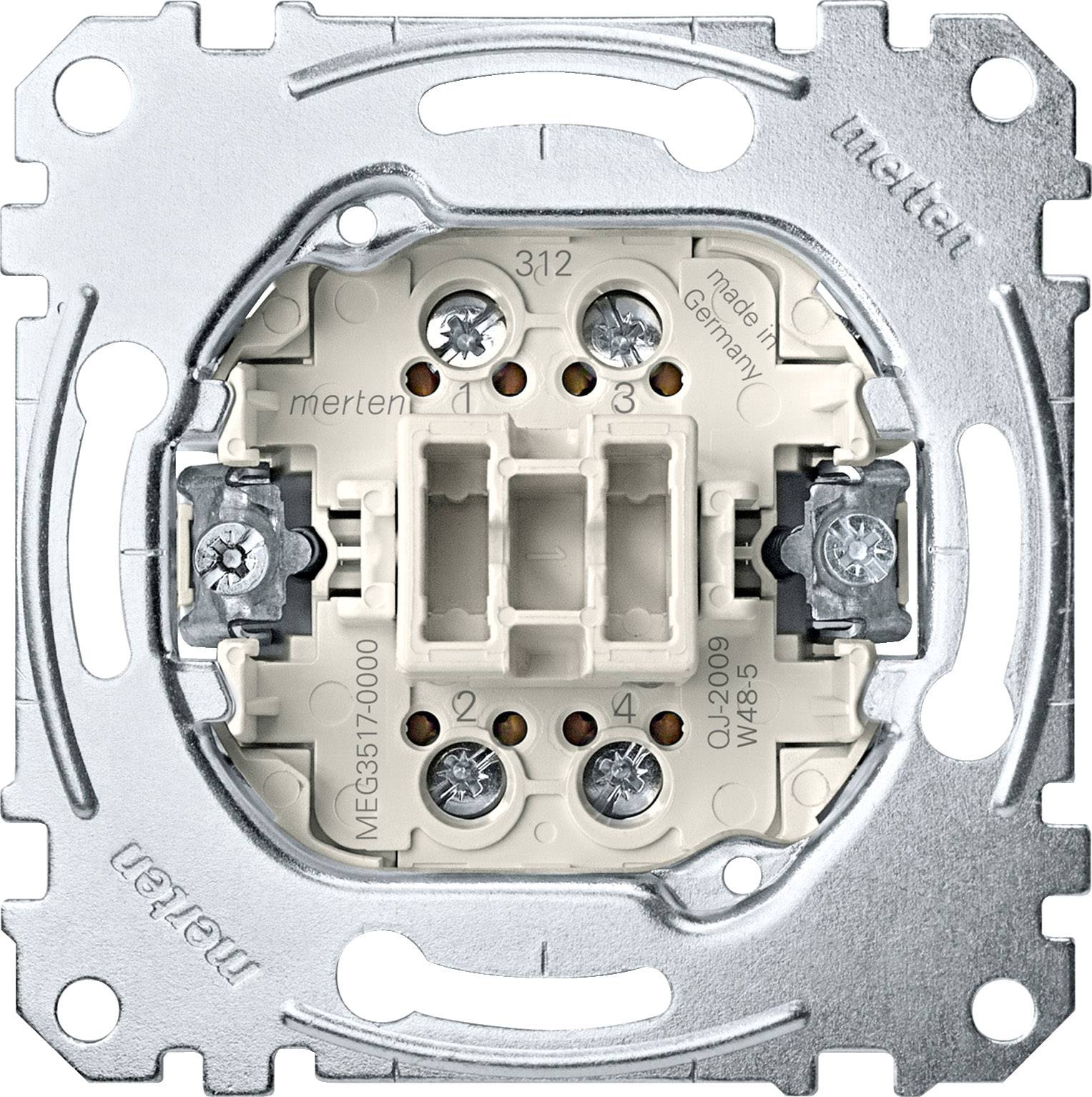 Ein Lichtschalter-Einsatz aus Metall mit Schrauben und Bezeichnungen 'merten' und 'made in germany', sichtbar in der Metalleinfassung.