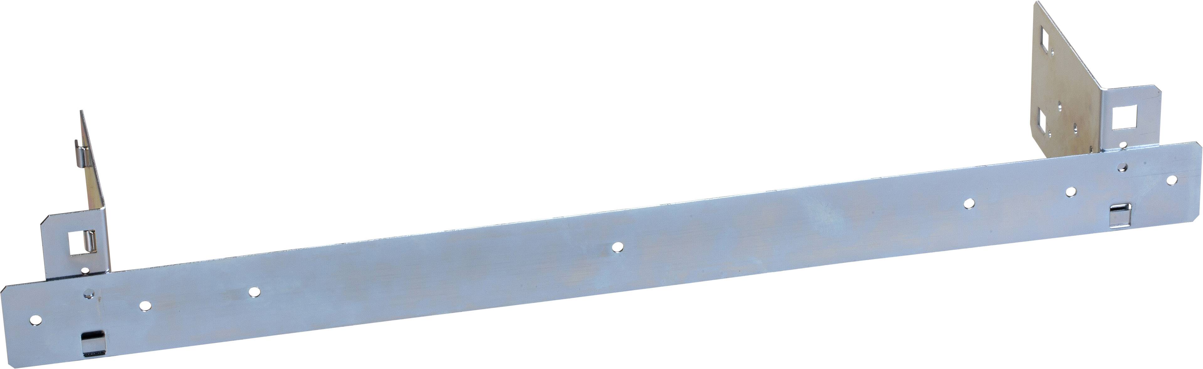 Ein metallischer Rackmontagebügel mit mehreren Schraubenlöchern und seitlichen Halterungen zur Befestigung von Geräten in einem Gestell.
