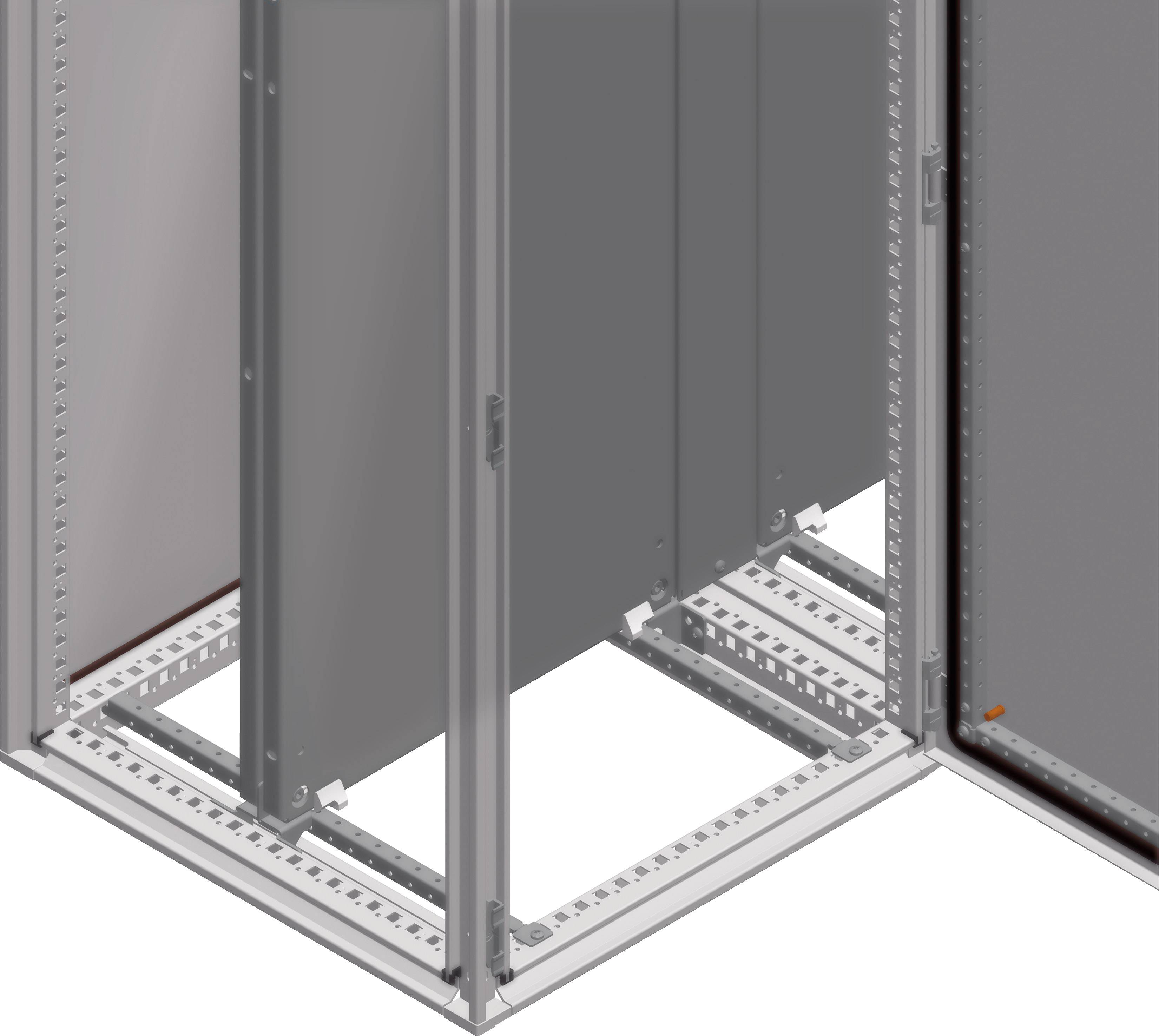 Metallschrank (teilweise geöffnet), zeigt leere Innenseite mit vertikalen und horizontalen Schienen für modulare Komponentenmontage.